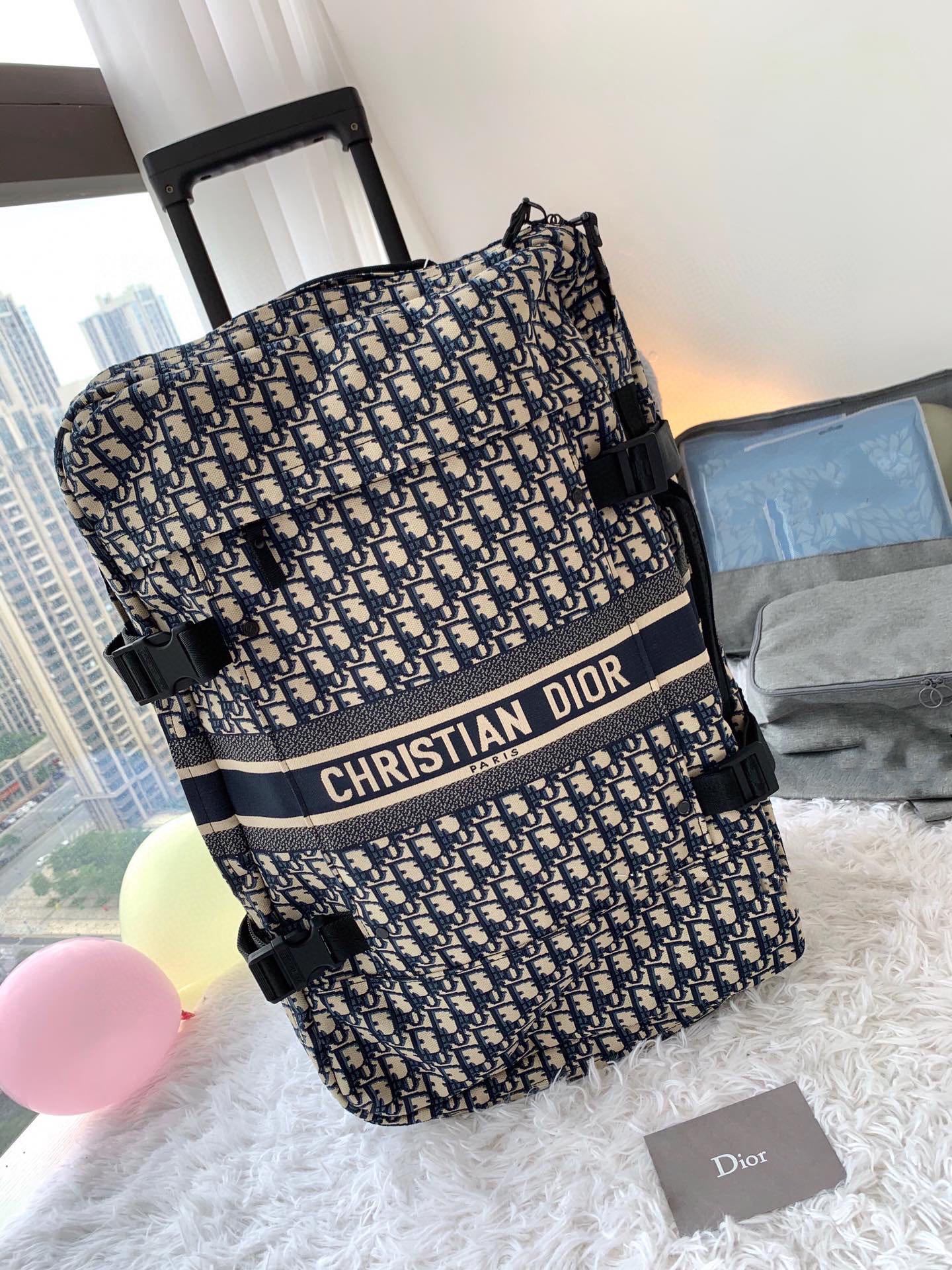 NO:269691,Christian Di0r pull-wheel case/drag case This kind of duffel bag from D's home is really beautiful and practical, with the iconic oblique retro embroidery pattern, exquisite and high-end!  The inner capacity is twice that of a backpack, and the excursion is just right!  Large size 24 inch Specifications 59×39×25,,dior,backpacks19860909迪.奥 Christian Di0r 拉轮箱/拖拉箱 D家的这种行李袋,真的是好看又实用,标志性的oblique 复古刺绣图案,精致又高级！内里容量相当于背包的两倍,短途旅行刚刚好！ 大号24寸 规格59×39×25,,dior,backpacks,luggage