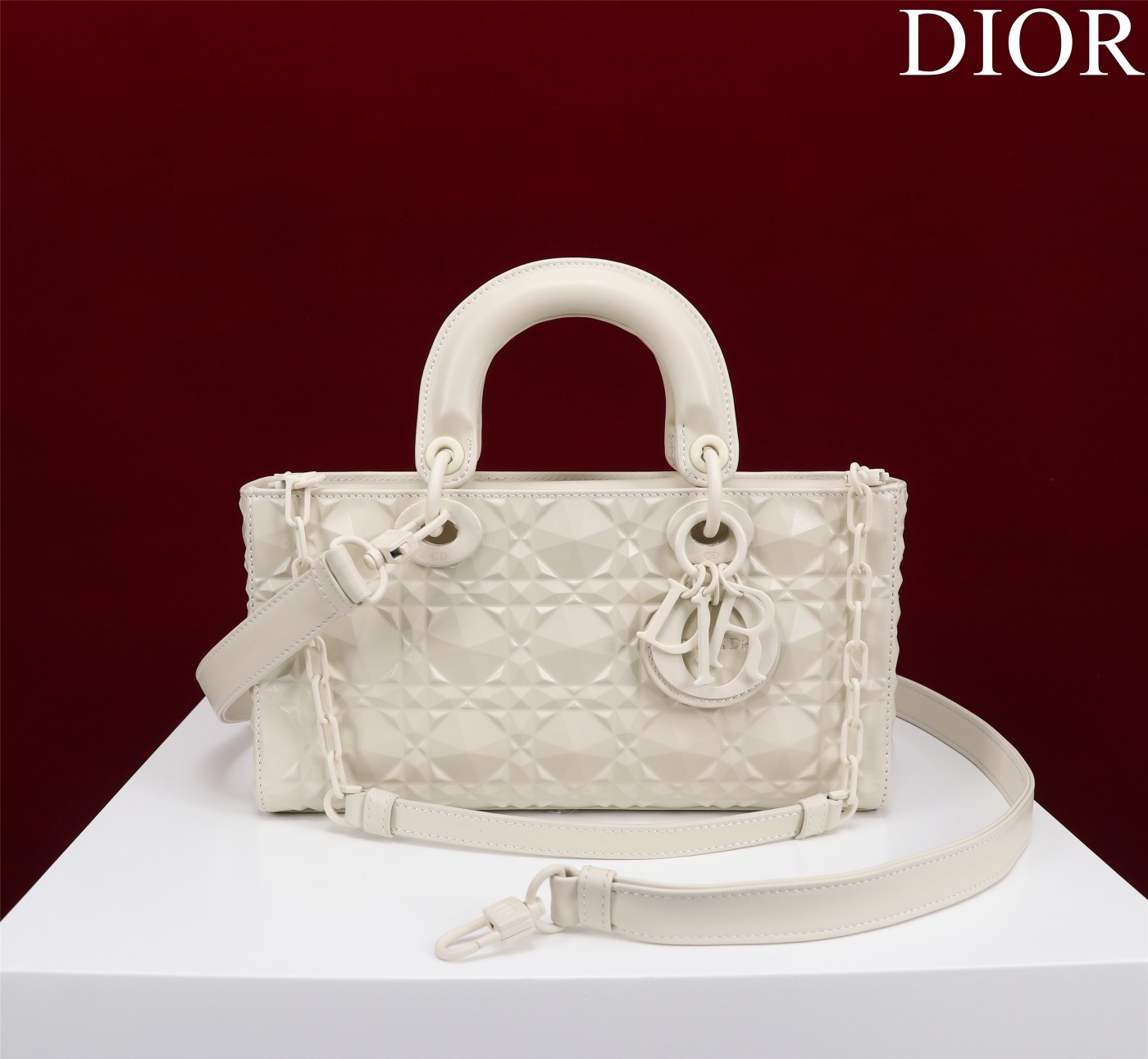 迪奥Dior顶级进口原厂牛皮钻石纹横款戴妃包出货M0540压花白色Size:26*13.5*5cm