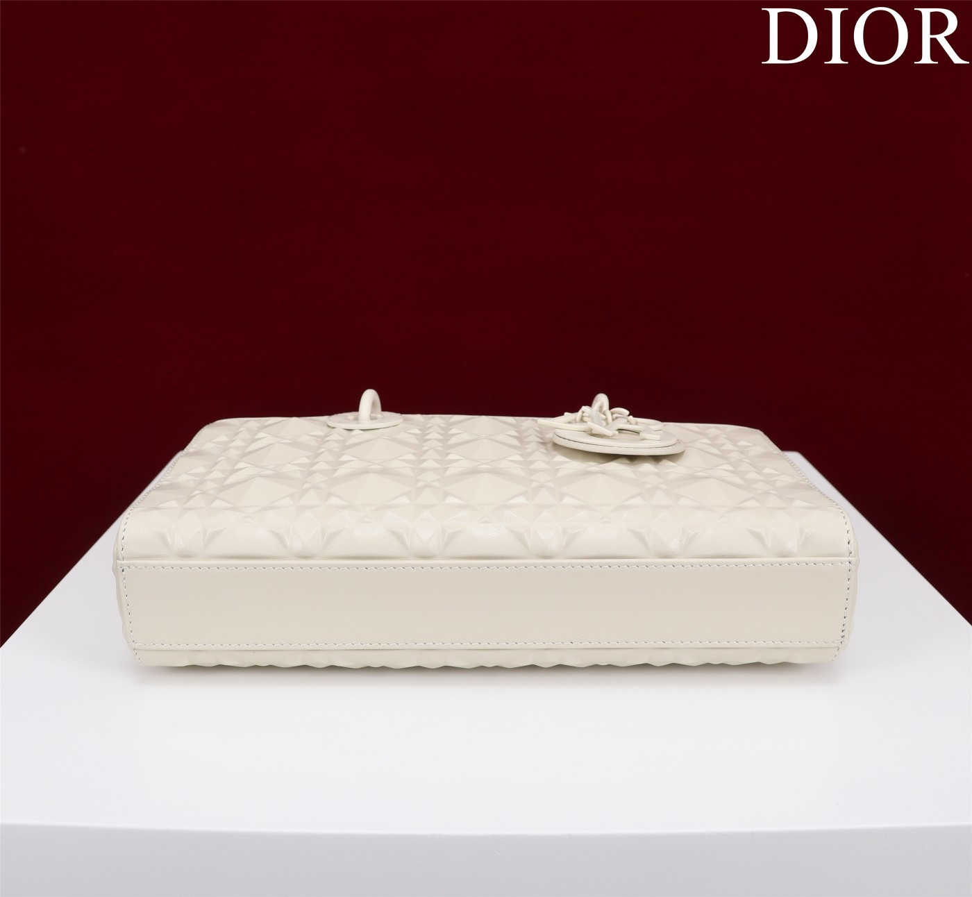 迪奥Dior顶级进口原厂牛皮钻石纹横款戴妃包出货M0540压花白色Size:26*13.5*5cm