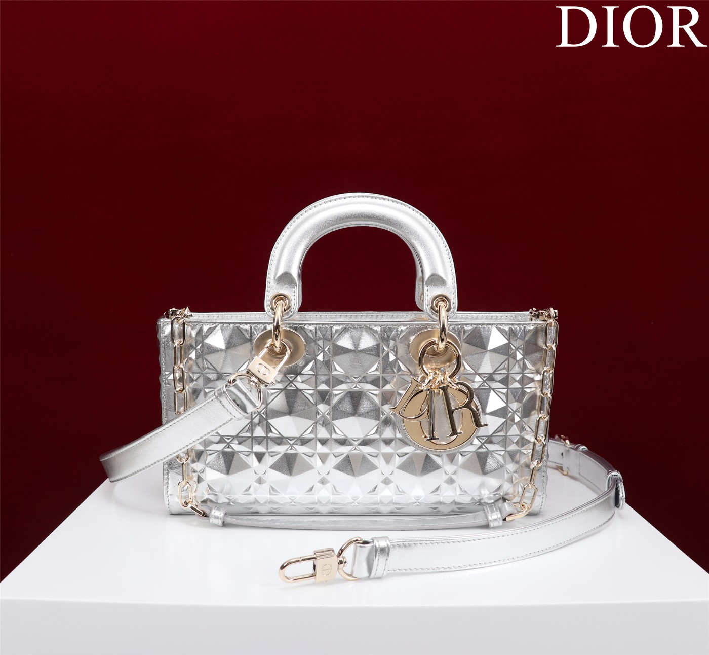 迪奥Dior顶级进口原厂牛皮钻石纹横款戴妃包出货M0540压花银色Size:26*13.5*5cm