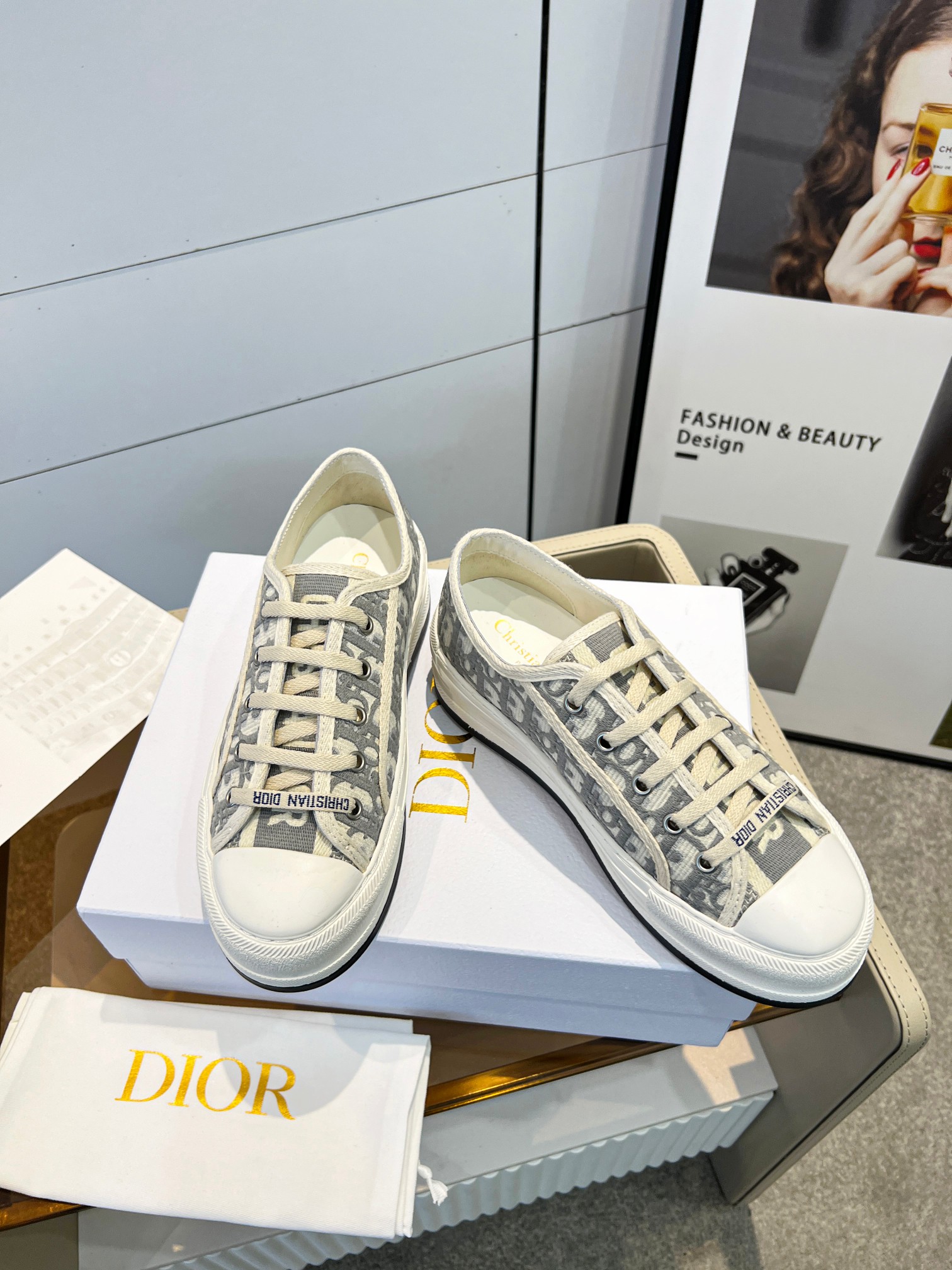 💰💰230💰💰女鞋 女装 女鞋 女装 女鞋工厂      Dior迪奥春夏最新走秀款休闲厚底布鞋 专柜一鞋难求 金智秀同款超多网红明星种草 上脚炒鸡百搭、太古汇正品购入开发 高端定制鞋面材料、3D电绣纹立体布面，大底完美复刻、脚感非常舒适、原版全套包装码数35—40（41定做）