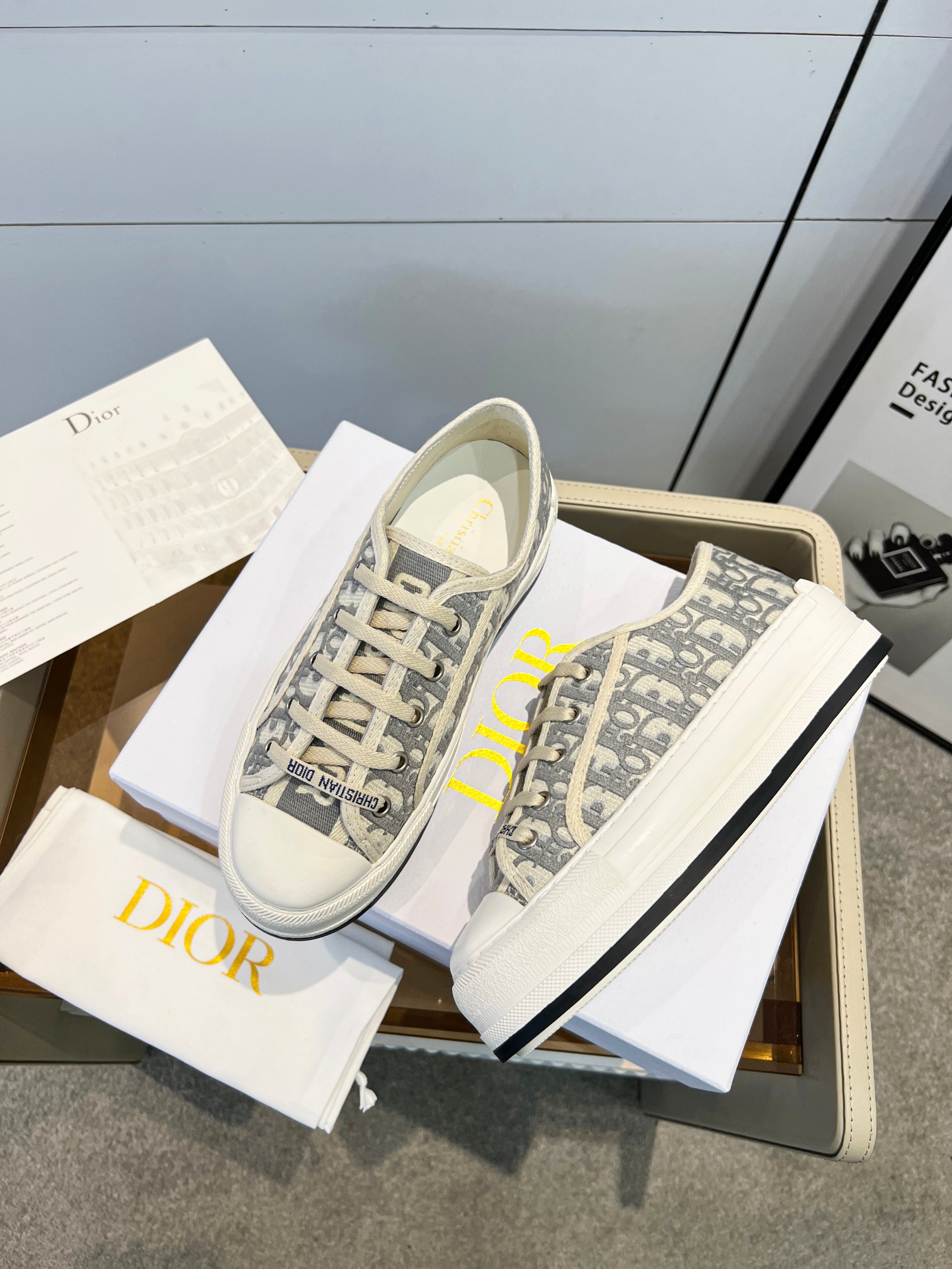 💰💰230💰💰女鞋 女装 女鞋 女装 女鞋工厂      Dior迪奥春夏最新走秀款休闲厚底布鞋 专柜一鞋难求 金智秀同款超多网红明星种草 上脚炒鸡百搭、太古汇正品购入开发 高端定制鞋面材料、3D电绣纹立体布面，大底完美复刻、脚感非常舒适、原版全套包装码数35—40（41定做）