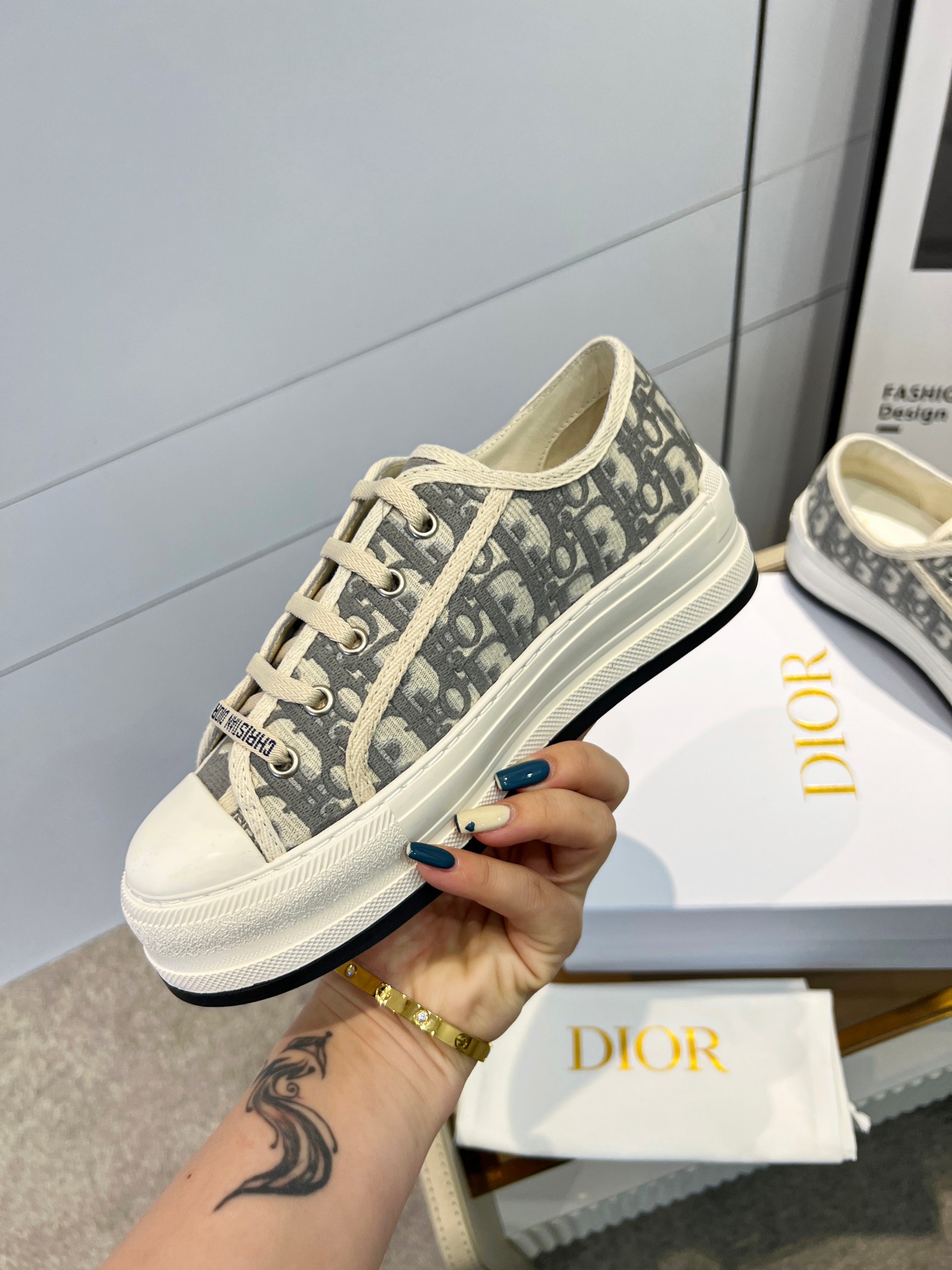 💰💰230💰💰女鞋 女装 女鞋 女装 女鞋工厂      Dior迪奥春夏最新走秀款休闲厚底布鞋 专柜一鞋难求 金智秀同款超多网红明星种草 上脚炒鸡百搭、太古汇正品购入开发 高端定制鞋面材料、3D电绣纹立体布面，大底完美复刻、脚感非常舒适、原版全套包装码数35—40（41定做）