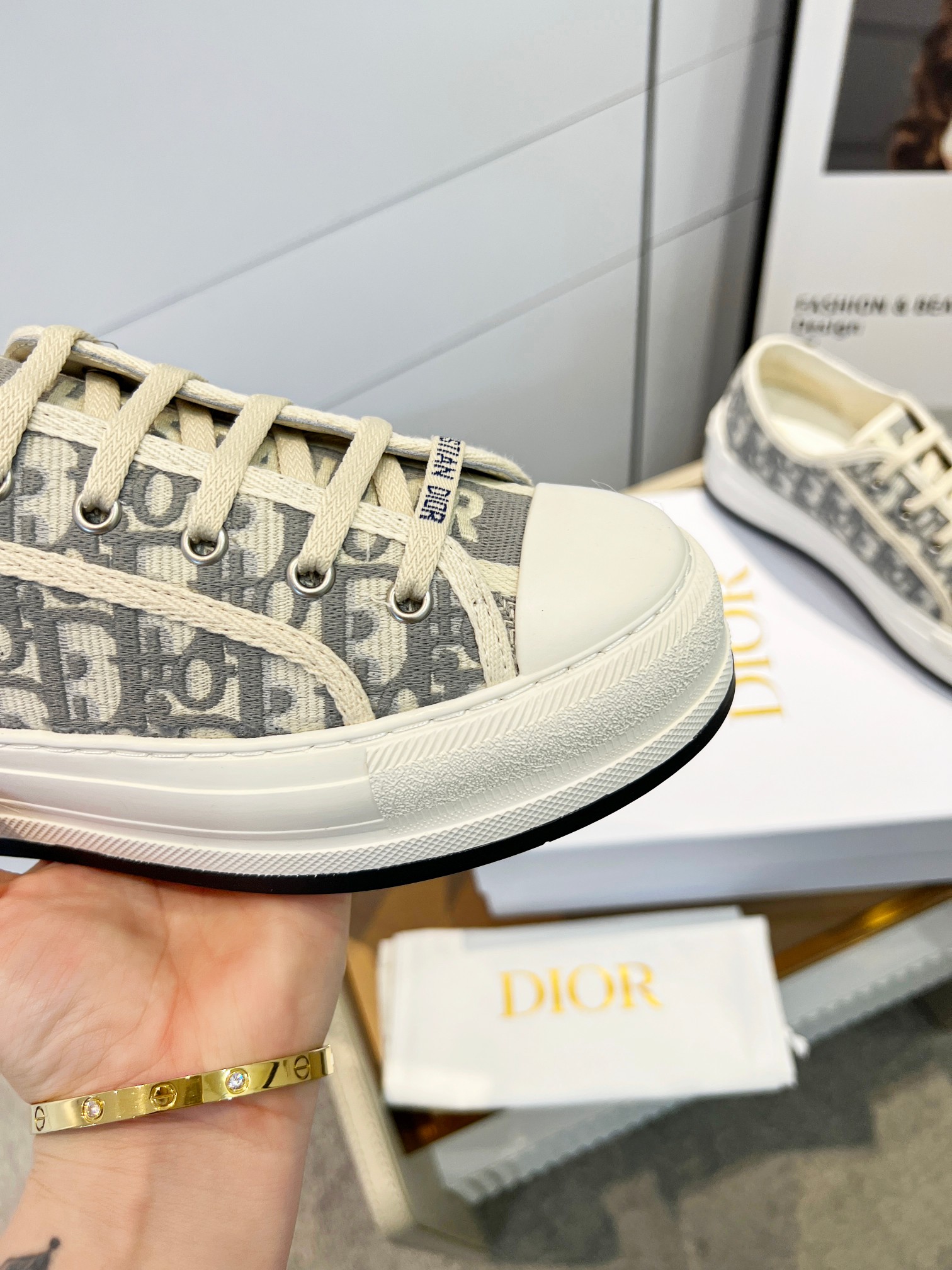 💰💰230💰💰女鞋 女装 女鞋 女装 女鞋工厂      Dior迪奥春夏最新走秀款休闲厚底布鞋 专柜一鞋难求 金智秀同款超多网红明星种草 上脚炒鸡百搭、太古汇正品购入开发 高端定制鞋面材料、3D电绣纹立体布面，大底完美复刻、脚感非常舒适、原版全套包装码数35—40（41定做）