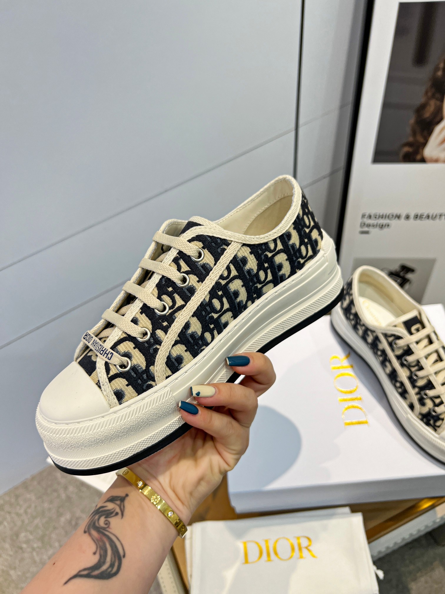 💰💰230💰💰女鞋 女装 女鞋 女装 女鞋工厂      Dior迪奥春夏最新走秀款休闲厚底布鞋 专柜一鞋难求 金智秀同款超多网红明星种草 上脚炒鸡百搭、太古汇正品购入开发 高端定制鞋面材料、3D电绣纹立体布面，大底完美复刻、脚感非常舒适、原版全套包装码数35—40（41定做）