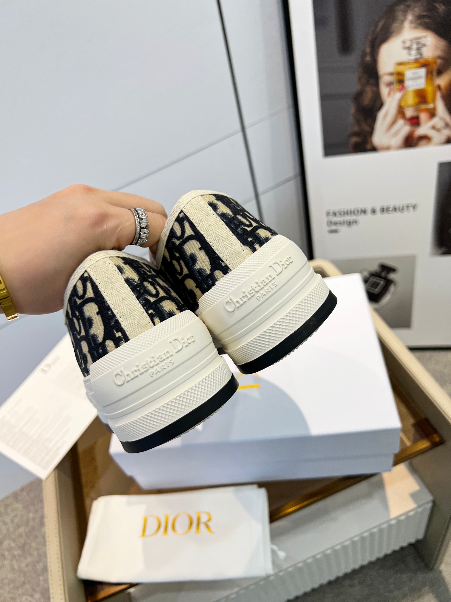 💰💰230💰💰女鞋 女装 女鞋 女装 女鞋工厂      Dior迪奥春夏最新走秀款休闲厚底布鞋 专柜一鞋难求 金智秀同款超多网红明星种草 上脚炒鸡百搭、太古汇正品购入开发 高端定制鞋面材料、3D电绣纹立体布面，大底完美复刻、脚感非常舒适、原版全套包装码数35—40（41定做）