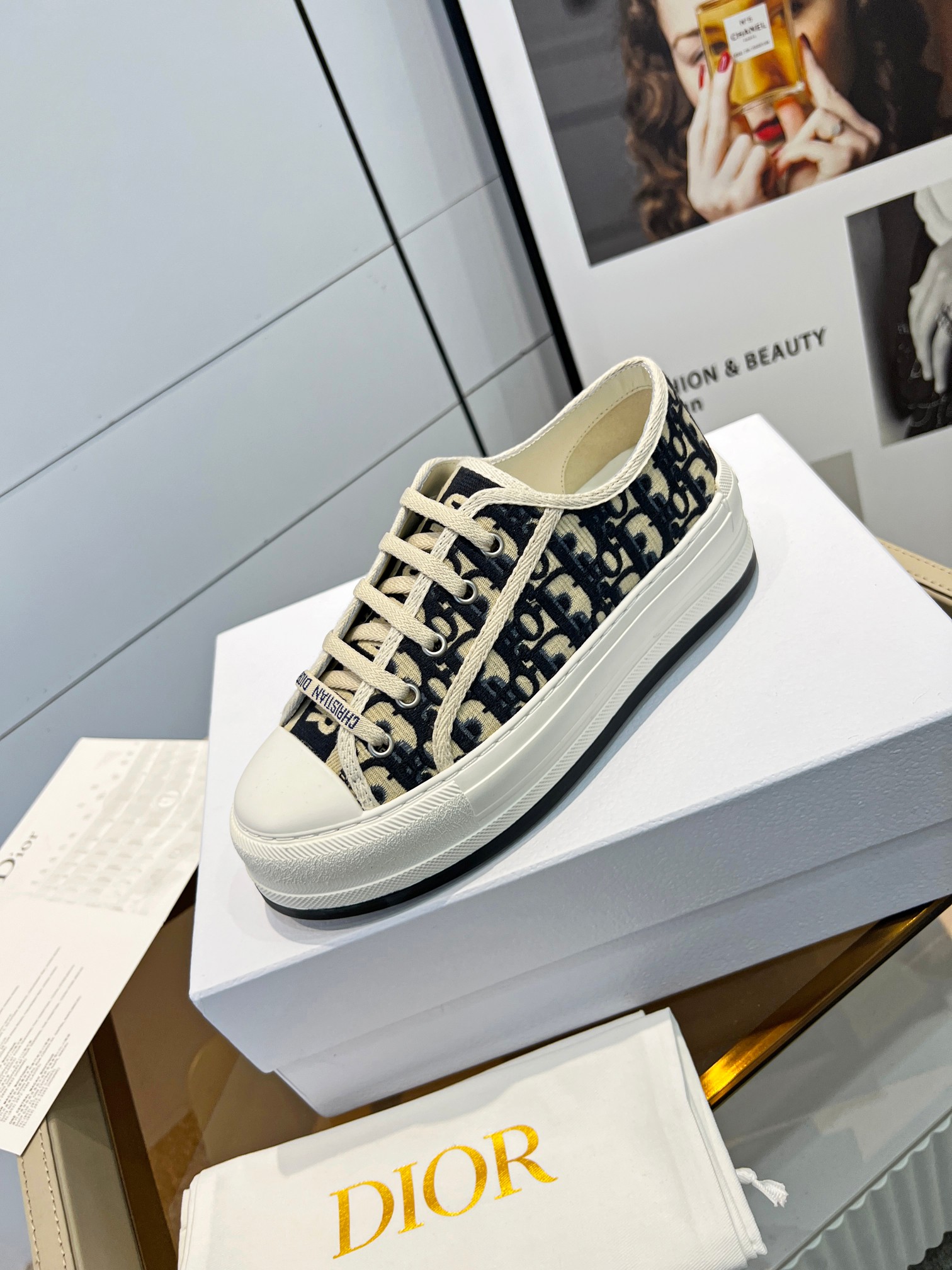 💰💰230💰💰女鞋 女装 女鞋 女装 女鞋工厂      Dior迪奥春夏最新走秀款休闲厚底布鞋 专柜一鞋难求 金智秀同款超多网红明星种草 上脚炒鸡百搭、太古汇正品购入开发 高端定制鞋面材料、3D电绣纹立体布面，大底完美复刻、脚感非常舒适、原版全套包装码数35—40（41定做）