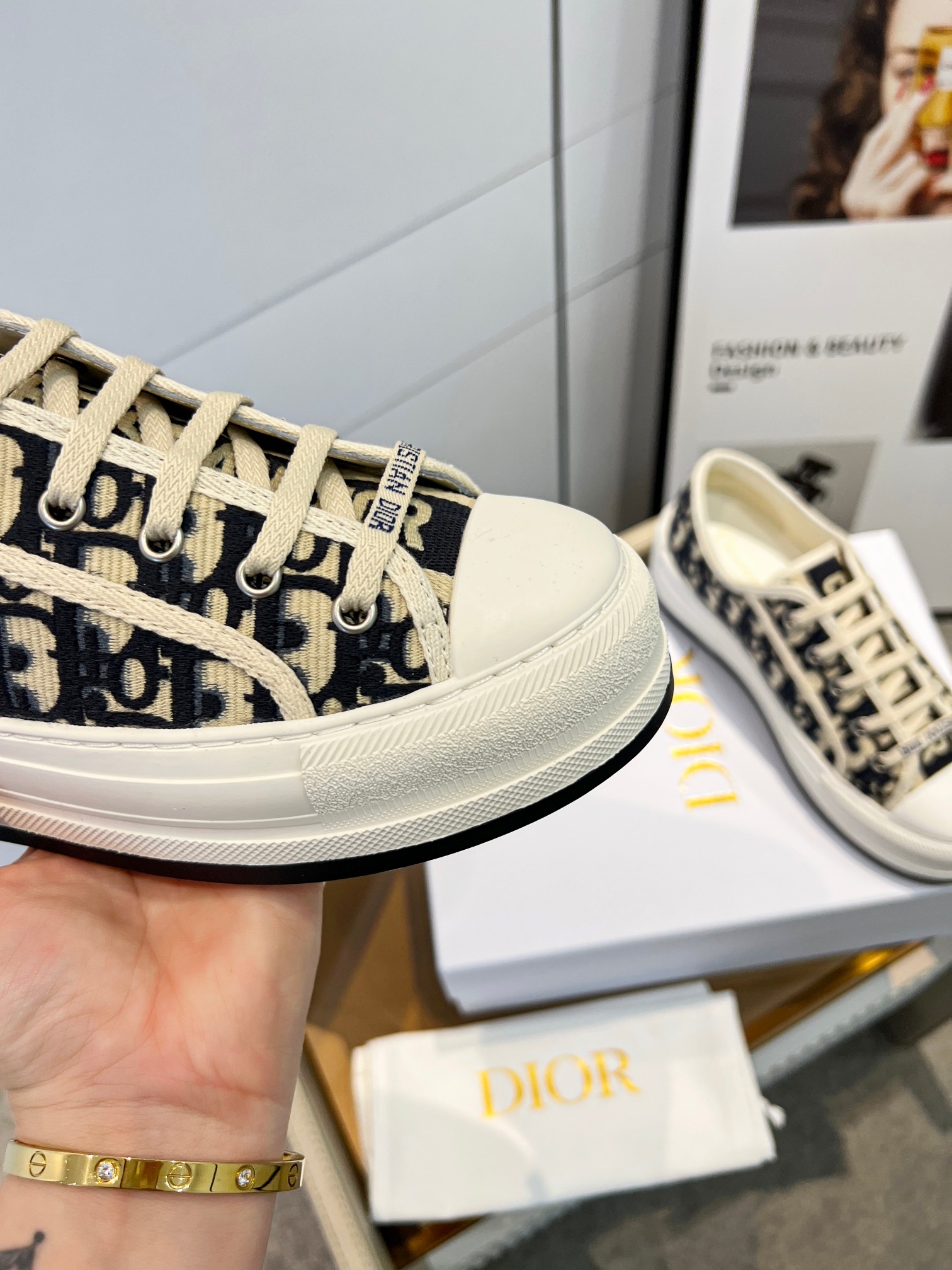 💰💰230💰💰女鞋 女装 女鞋 女装 女鞋工厂      Dior迪奥春夏最新走秀款休闲厚底布鞋 专柜一鞋难求 金智秀同款超多网红明星种草 上脚炒鸡百搭、太古汇正品购入开发 高端定制鞋面材料、3D电绣纹立体布面，大底完美复刻、脚感非常舒适、原版全套包装码数35—40（41定做）