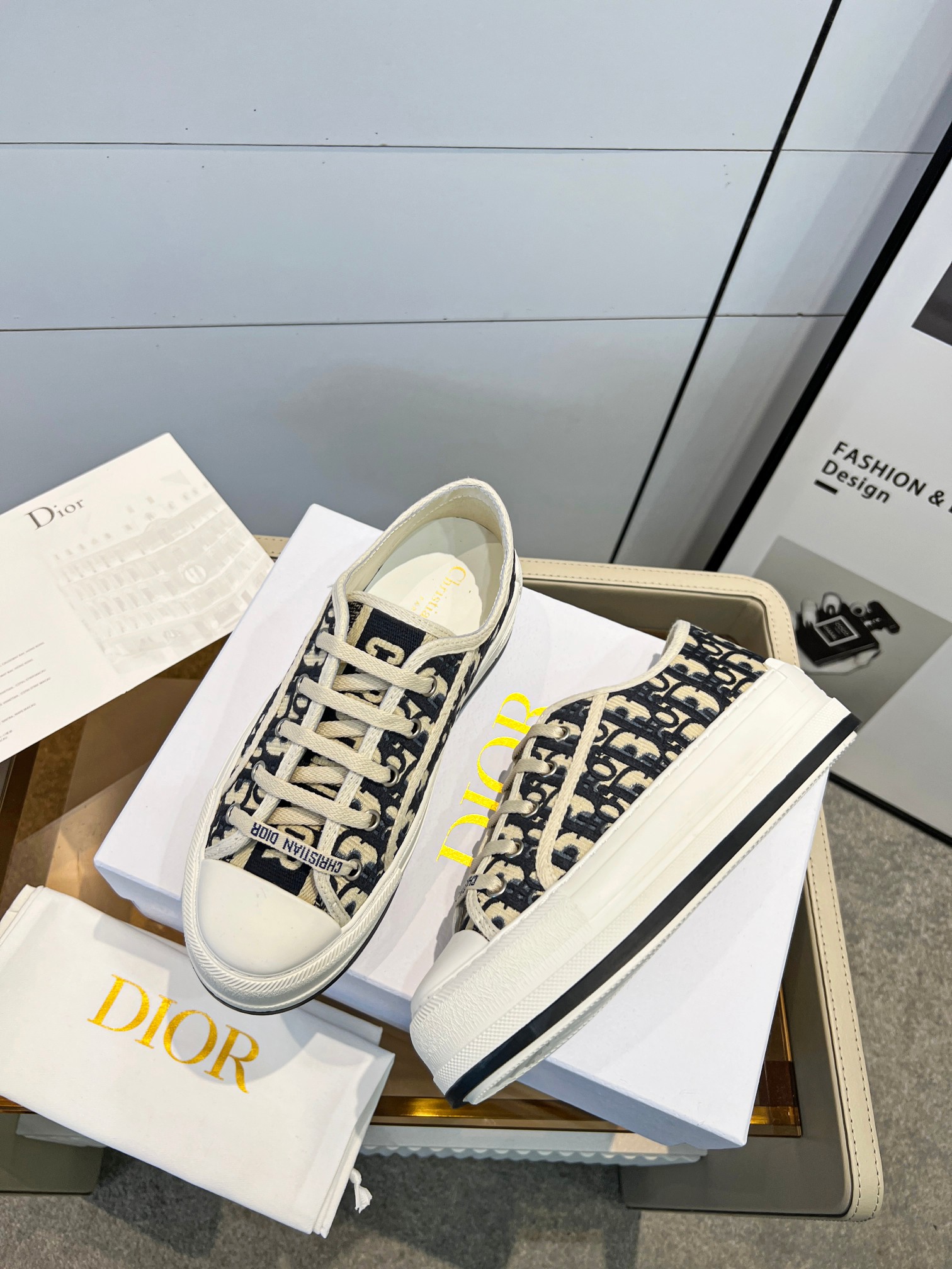 💰💰230💰💰女鞋 女装 女鞋 女装 女鞋工厂      Dior迪奥春夏最新走秀款休闲厚底布鞋 专柜一鞋难求 金智秀同款超多网红明星种草 上脚炒鸡百搭、太古汇正品购入开发 高端定制鞋面材料、3D电绣纹立体布面，大底完美复刻、脚感非常舒适、原版全套包装码数35—40（41定做）