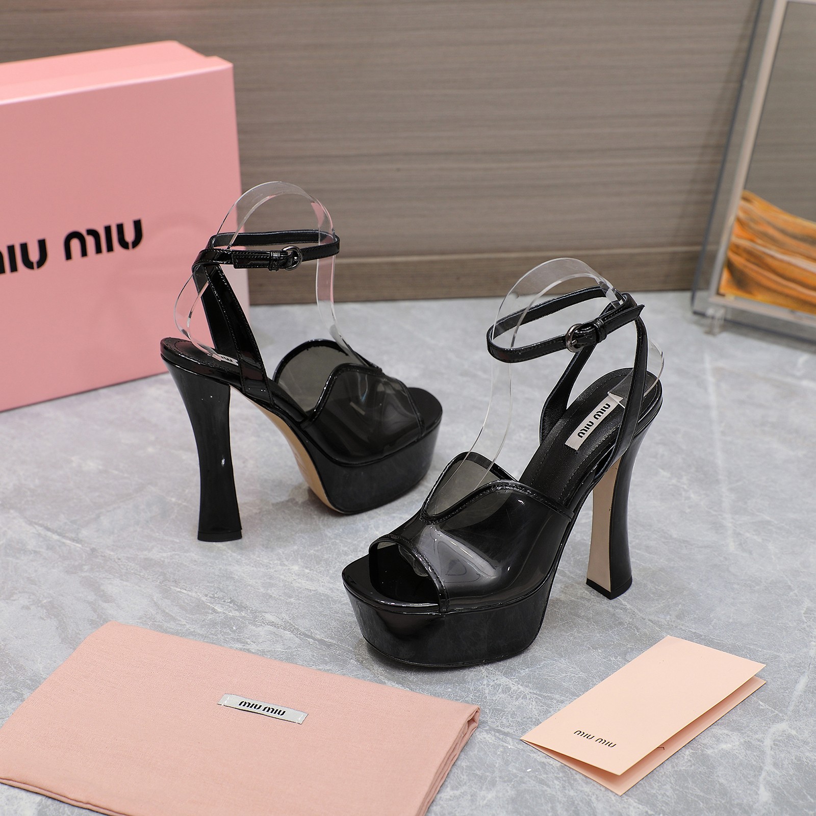 NO:236190,Miu Miu 2025ss latest catwalk fashion Tpv imported transparent film high heels. Original purchase and details are compared with the original version!  Top quality!  Accurate to 11. Light luxury without tiring your feet. You can match spring and summer clothing at will, which will show more texture and taste. Simple and luxurious appearance. Even if it is just a sandal. It is definitely a must-have pair for summer shoe cabinets. Imported silk and imported diamonds. Five colors. Inner footbed and imported sheepskin inner lining. Outsole Italian leather outsole. Heel height 14cm. Size 35-41 (42 needs to be customized). High heels sandals. Miumiu, sandals, high heels, sheepskin, real silk, Leather soles.19860909Miu Miu 2025ss最新走秀时装Tpv进口透明胶片高跟鞋 原版购入、细节对照原版！顶级品质！ 精确到11 轻奢而不累脚、上脚可随意搭配春夏的服饰、更加彰显质感和品味、简约中带奢华的外观、哪怕只是一款凉鞋 绝对是要在夏日鞋柜必备双 鞋面进口真丝加进口钻 颜色五色 内里垫脚进口羊皮内里 大底意大利真皮大底 跟高14cm 码数35-41（42需要订做）,高跟鞋凉鞋,miumiu,sandals,high heels,sheepskin,real silk,Leather soles,Women's Shoes