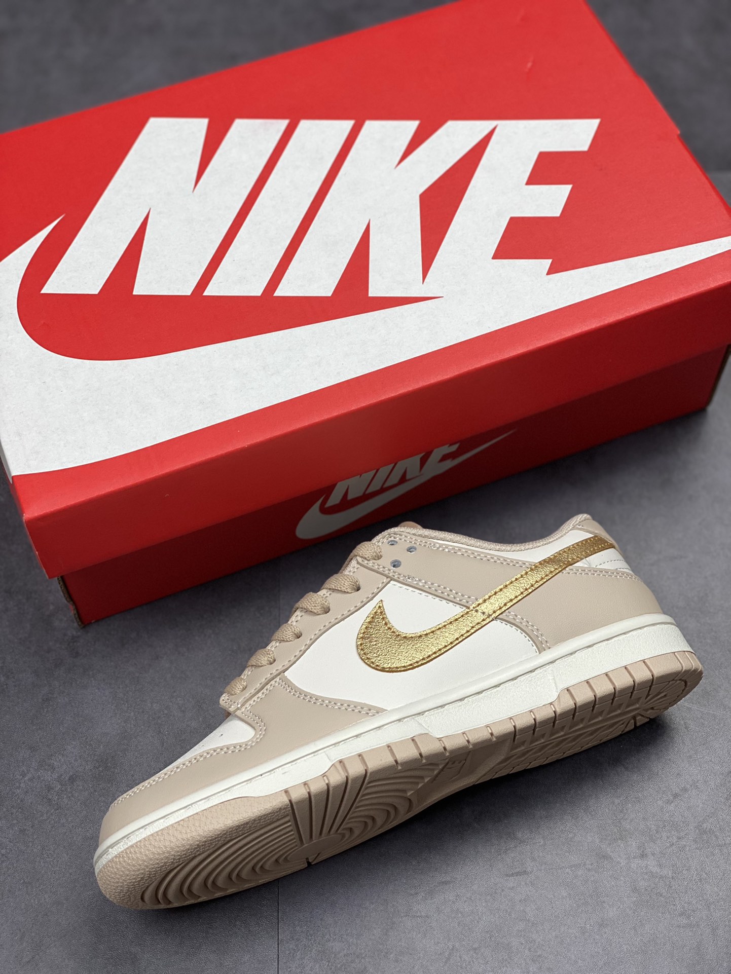 NIKE SB Dunk Low 杏白金钩 DX5930-001