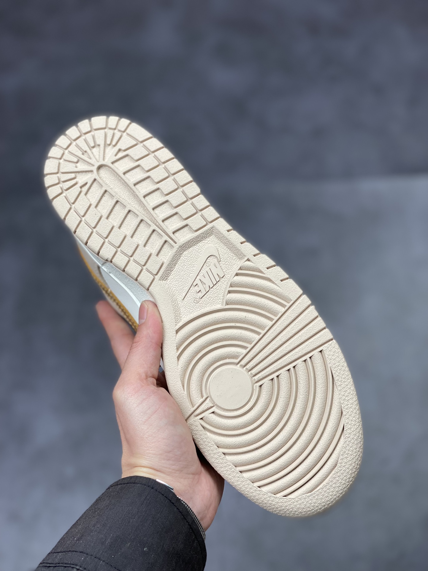 NIKE SB Dunk Low 杏白金钩 DX5930-001