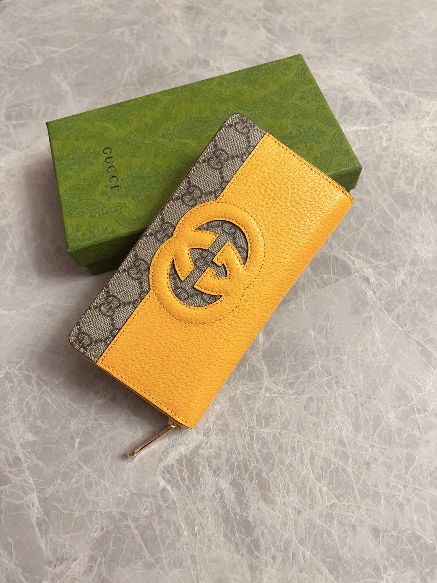 NO:671151,Gucci's latest ~ men's zipper wallet embellished with hollow interlocking G details, cleverly paired with GG Supreme canvas, creating an accessory that is both modern and classic. The iconic interlocking G logo is derived from the initials of the brand's founder, Mr. Guccio Gucci, and has been constantly reinterpreted in various forms and styles. Model 701423, size 19x 10x 3cm, Gucci wallet, gucci, wallets19860909Gucci最新～男士拉链钱包缀饰镂空互扣式双G细节,巧妙搭配GG Supreme帆布,塑就兼具现代风尚与经典格调的配饰标志性互扣式双G标识该标识源自品牌创始人Guccio Gucci先生的姓名首字母,以各种形式和风格不断得到焕新演绎型号701423尺寸19x 10x 3cm,Gucci钱包,gucci,wallets,欧美剧