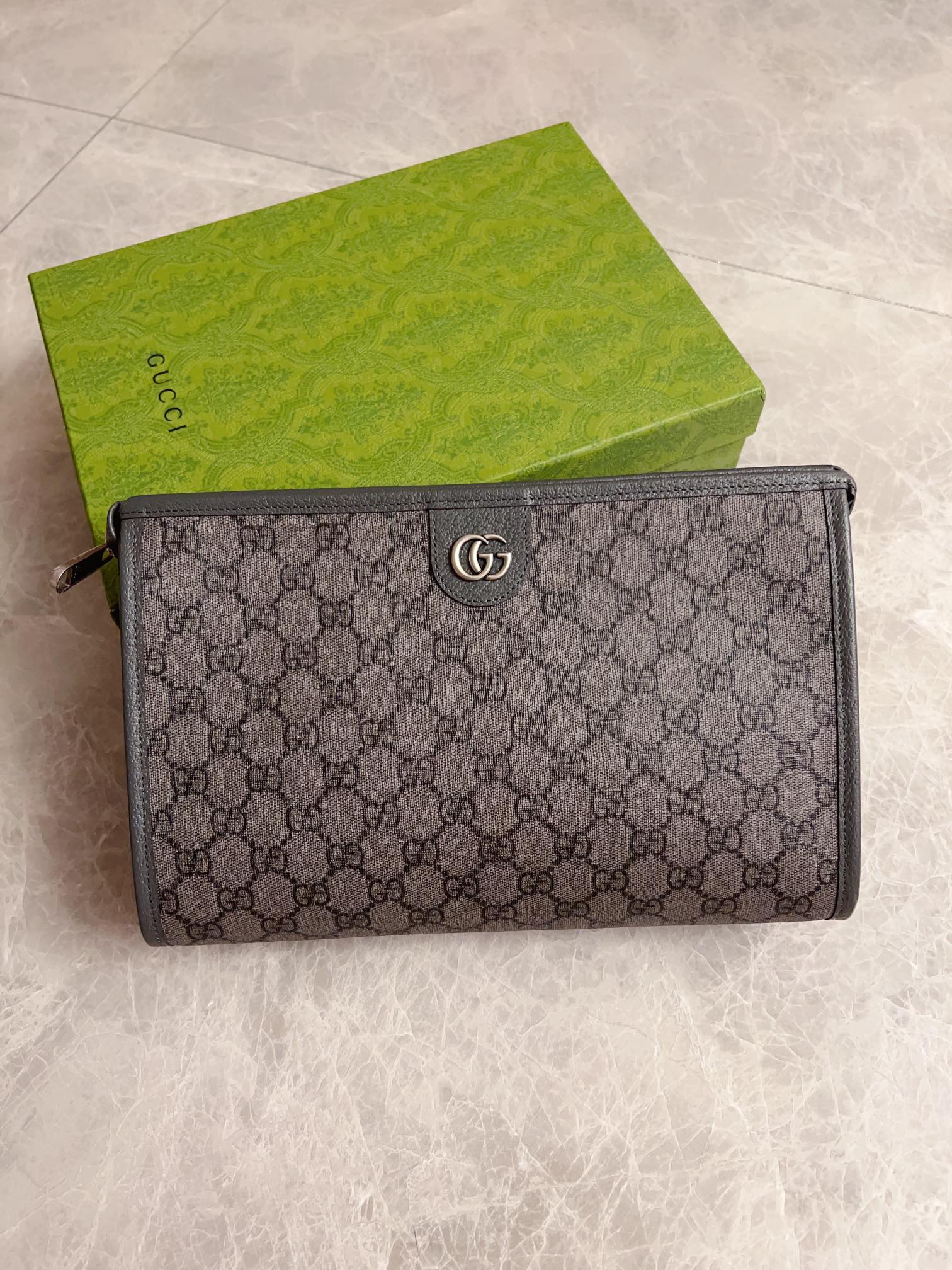 NO:671171,GucciO's latest phidia series clutch bag, the Ophidia series items have endless retro feelings. Gray GG Supreme canvas, gray cowhide piping, palladium tone accessories, double G, zipper inner bag, zipper closure. Model 598234. Size 28.5 (width) x 18 (height) x 9cm (depth) color gray/pvc., Gucci wallet, gucci, wallets, handbag, cowhide19860909GucciO最新phidia系列手拿包,Ophidia系列单品不息的复古情怀.灰色GG Supreme帆布,灰色牛皮滚边,钯金色调配件 双G,拉链内袋,拉链开合. 型号598234. 尺寸28.5（宽）x 18（高）x 9cm（深） 颜色灰色/pvc.,Gucci钱包,gucci,wallets,handbag,cowhide,欧美剧