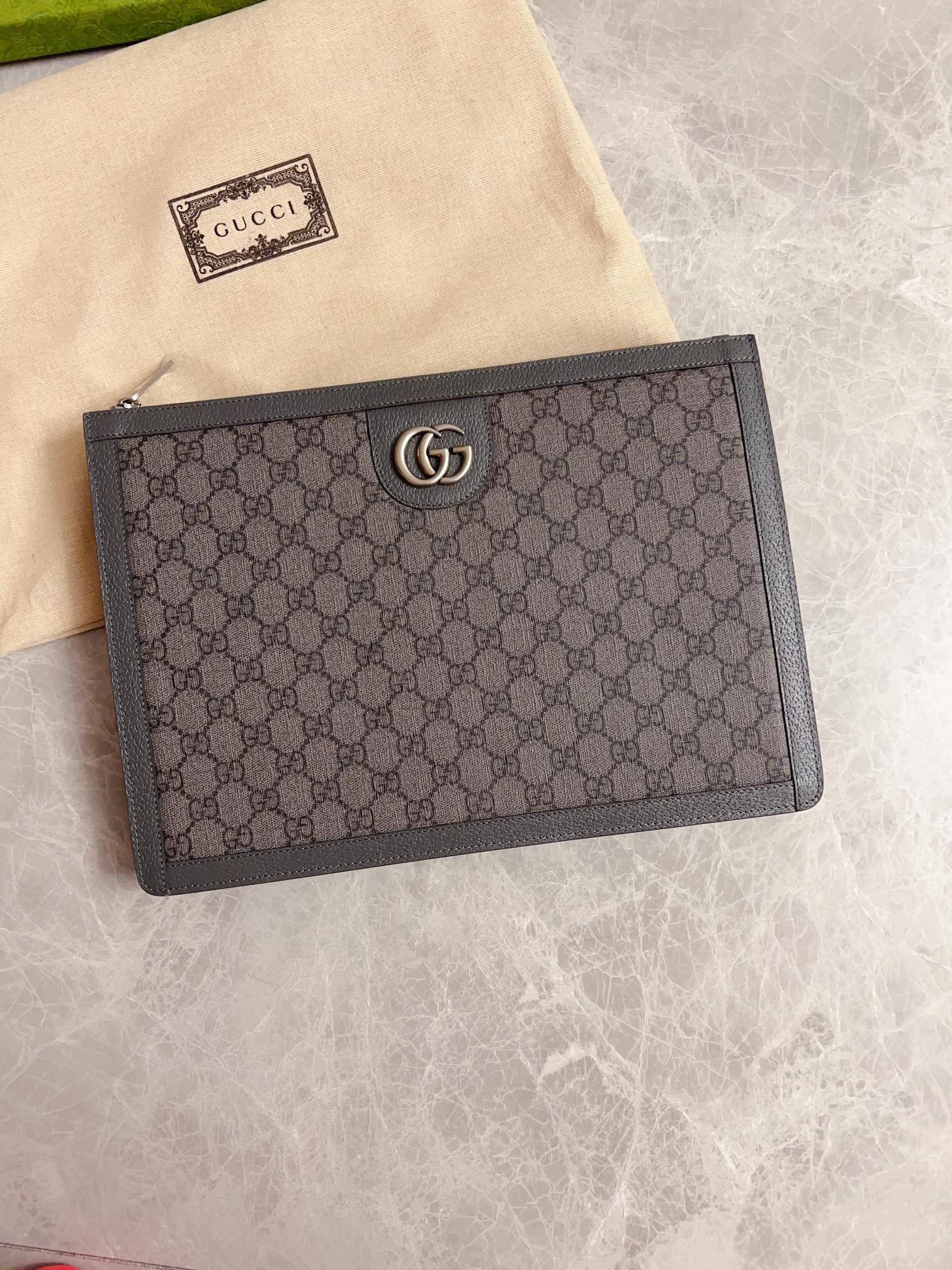 NO:671172,GucciO's latest phidia series clutch bag, Ophidia series items have endless retro feelings. Gray GG Supreme canvas, gray cowhide piping, palladium tone accessories, double G, zipper inner bag, zipper closure. Model 674078 Size 34x 24x 5cm Color gray/pvc., Gucci wallet, gucci, wallets, handbag, cowhide19860909GucciO最新phidia系列手拿包,Ophidia系列单品不息的复古情怀.灰色GG Supreme帆布,灰色牛皮滚边,钯金色调配件 双G,拉链内袋,拉链开合. 型号674078 尺寸34x 24x 5cm 颜色灰色/pvc.,Gucci钱包,gucci,wallets,handbag,cowhide,欧美剧