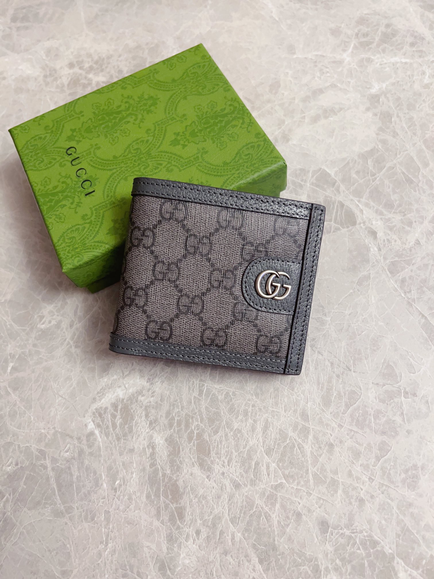 NO:671153,GucciO's latest phidia series short wallet, the Ophidia series items have endless retro feelings. Gray GG Supreme canvas, gray cowhide piping, palladium tone accessories Double G Model 597609 (insert card on one side and coin pocket on the other) Size 12x 9.5cm Color gray/pvc., Gucci wallet, gucci, wallets, cowhide19860909GucciO最新phidia系列短式钱包,Ophidia系列单品不息的复古情怀.灰色GG Supreme帆布,灰色牛皮滚边,钯金色调配件 双G 型号597609（一边插卡一边零钱袋） 尺寸12x 9.5cm 颜色灰色/pvc.,Gucci钱包,gucci,wallets,cowhide,欧美剧