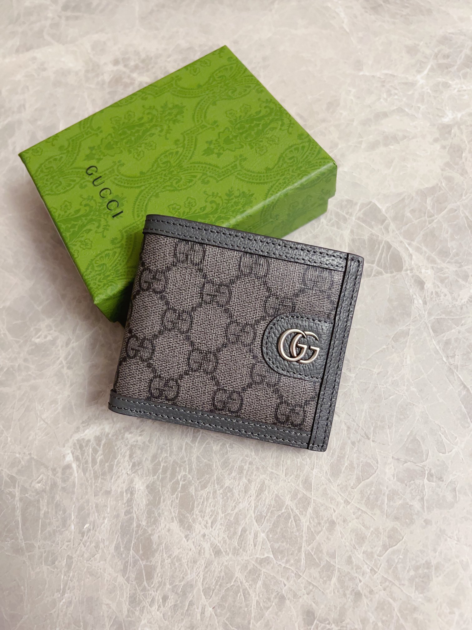 NO:671157,GucciO's latest phidia series short wallet, Ophidia series items have endless retro feelings. Gray GG Supreme canvas, gray cowhide piping, palladium tone accessories Double G Model 597606 (bilateral card insertion) Size 12x 9.5cm Color gray/pvc., Gucci wallet, gucci, wallets, cowhide19860909GucciO最新phidia系列短式钱包,Ophidia系列单品不息的复古情怀.灰色GG Supreme帆布,灰色牛皮滚边,钯金色调配件 双G 型号597606（双边插卡） 尺寸12x 9.5cm 颜色灰色/pvc.,Gucci钱包,gucci,wallets,cowhide,欧美剧