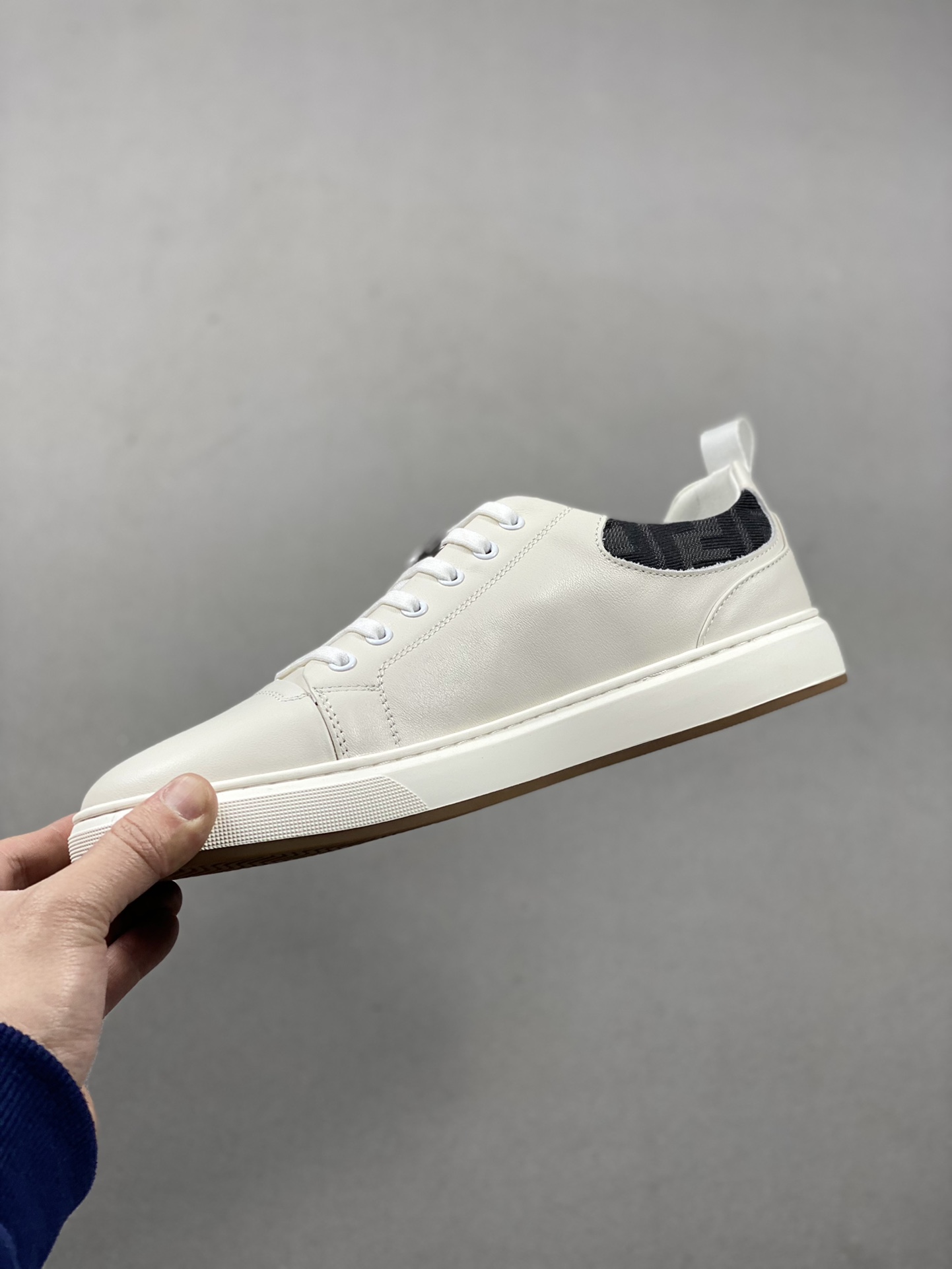 New overseas version of FENDI high-end casual sports shoes series