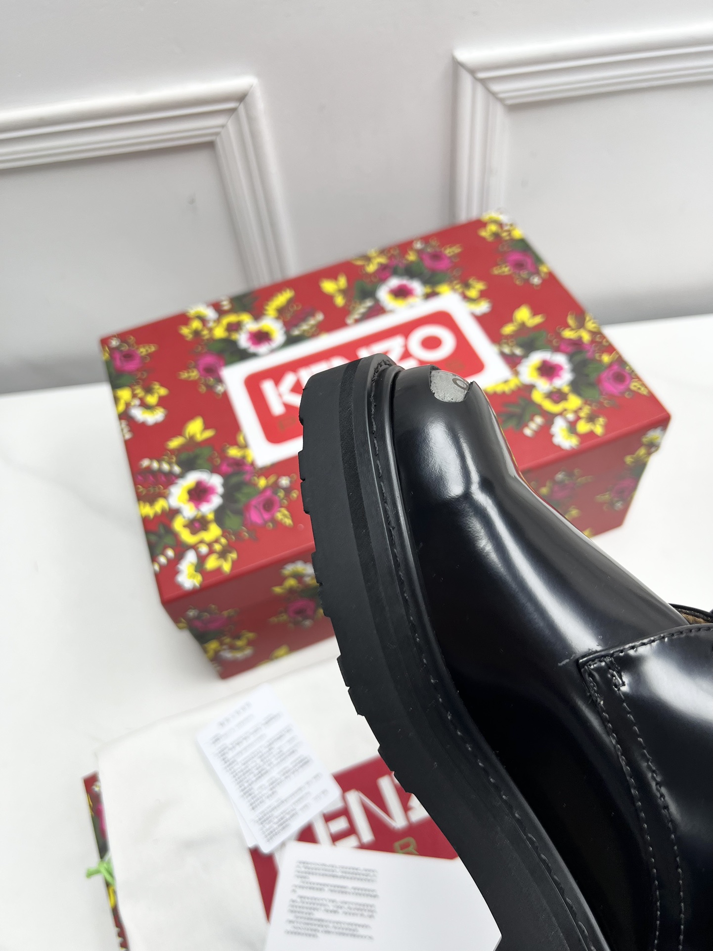 New Kenzo Steel Head Shoe: Military-inspired elegance with circular toes and metal panel. - 图片 6