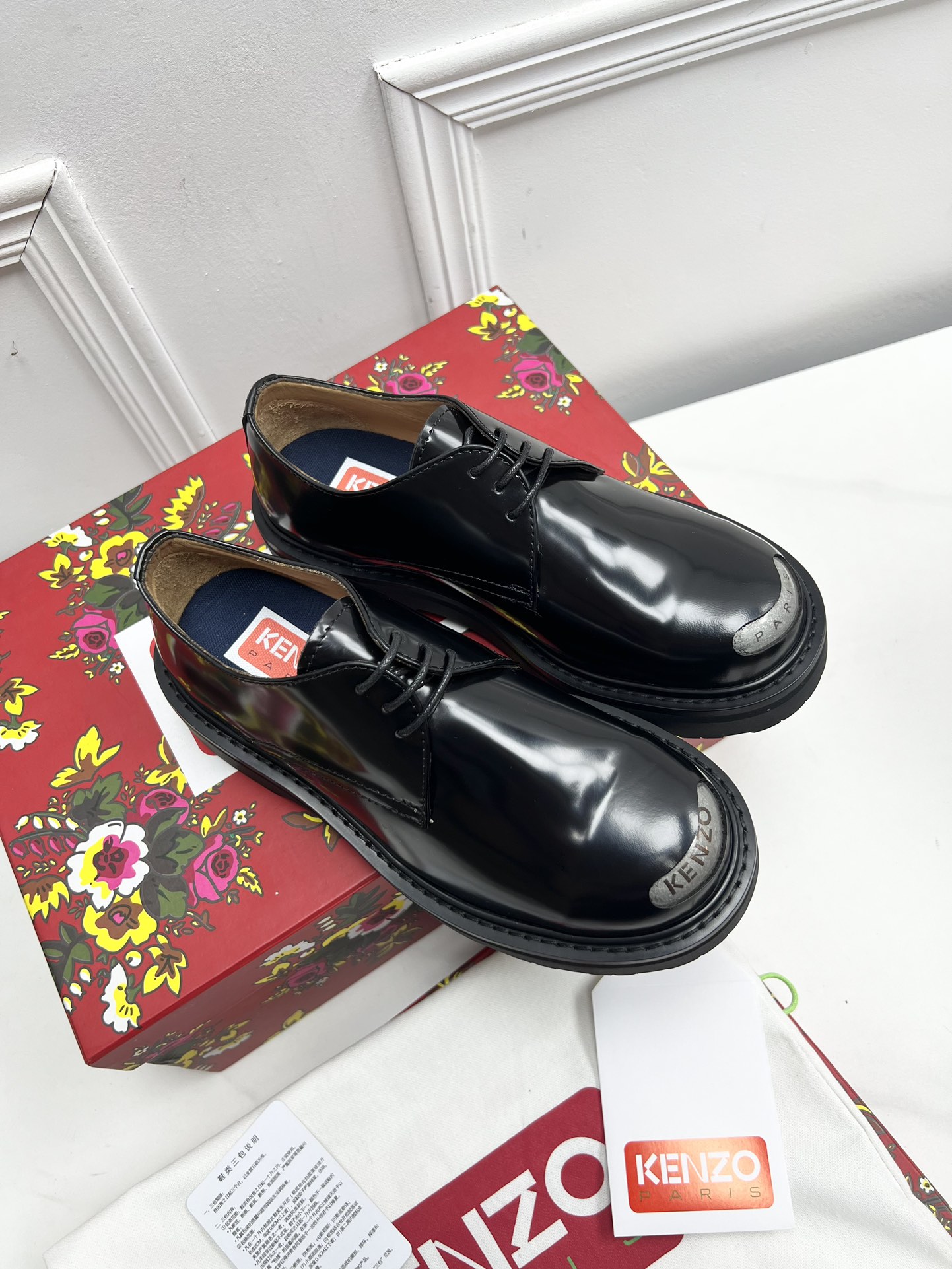 New Kenzo Steel Head Shoe: Military-inspired elegance with circular toes and metal panel. - 图片 3