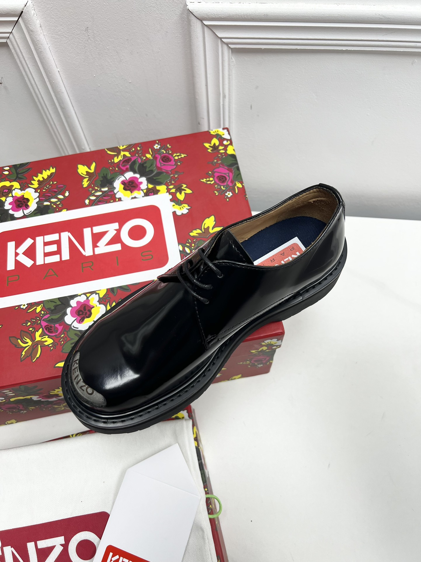 New Kenzo Steel Head Shoe: Military-inspired elegance with circular toes and metal panel. - 图片 4