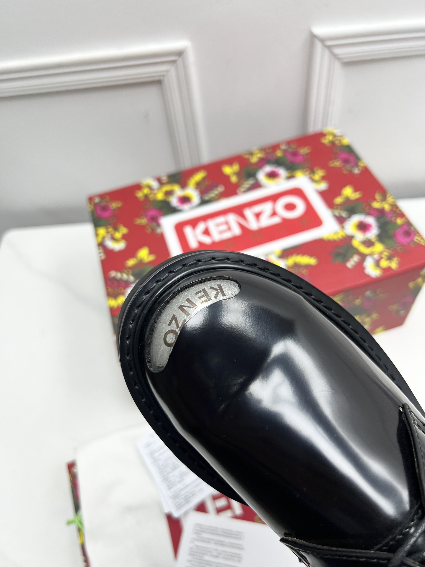 New Kenzo Steel Head Shoe: Military-inspired elegance with circular toes and metal panel. - 图片 5