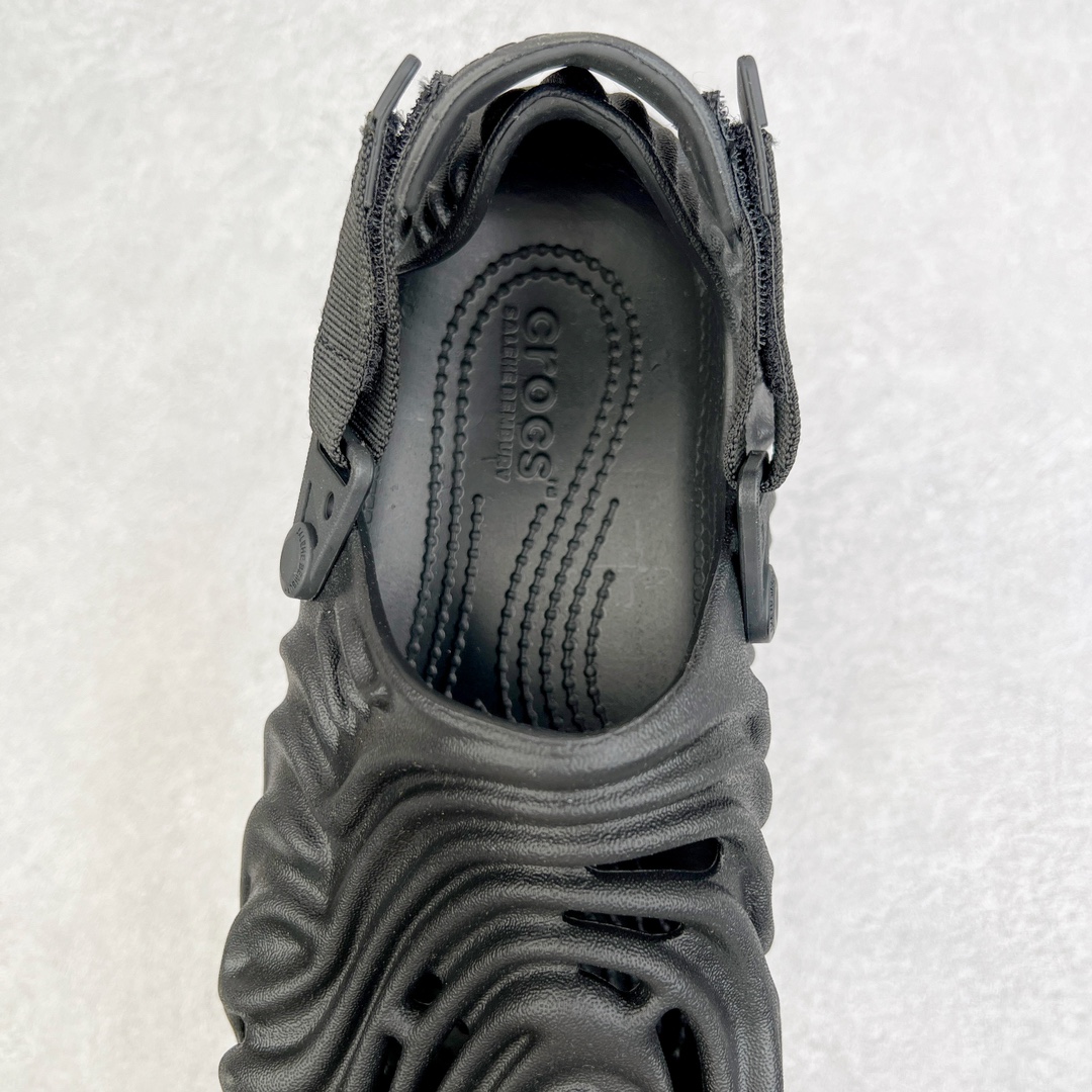 图片[5]-＃DG莞产 Salehe Bembury x Crocs Pollex Clog 卡骆驰指纹式脊骨系列夏日沙滩室内外穿搭休闲涉水洞洞鞋凉拖鞋 近年来随着Urban Outdoor的风潮持续延烧 凉鞋无疑成为了所有相关单品中最大的受益者之一 不仅在穿拖上相当方面 经挑选过后的特殊款式 还能同时兼具抗水的功能 而如果要同时兼顾到美观与时尚 那么绝对不可不提到由Salehe Bembury携手Crocs所推出的Pollex Clog了 日前艺术家 Salehe Bembury 与 Crocs 的合作再度迎来更新 在设计上更有别于Classic Clog slides的设计 改以较具有流线 同时仍兼顾抗水透湿机能性的全新样貌呈现 原厂代工追单品质 采用高工艺EVA一次爆炸鞋底模 组合防滑耐磨水晶橡胶片 后跟魔术贴调节绑带 拖鞋凉鞋随意切换 同步官方尺码：M4（36-37） M5（37-38）M6（38-39）M7（39-40）M8（41-42）M9（42-43）M10（43-44）M11（45-46）-选品中心