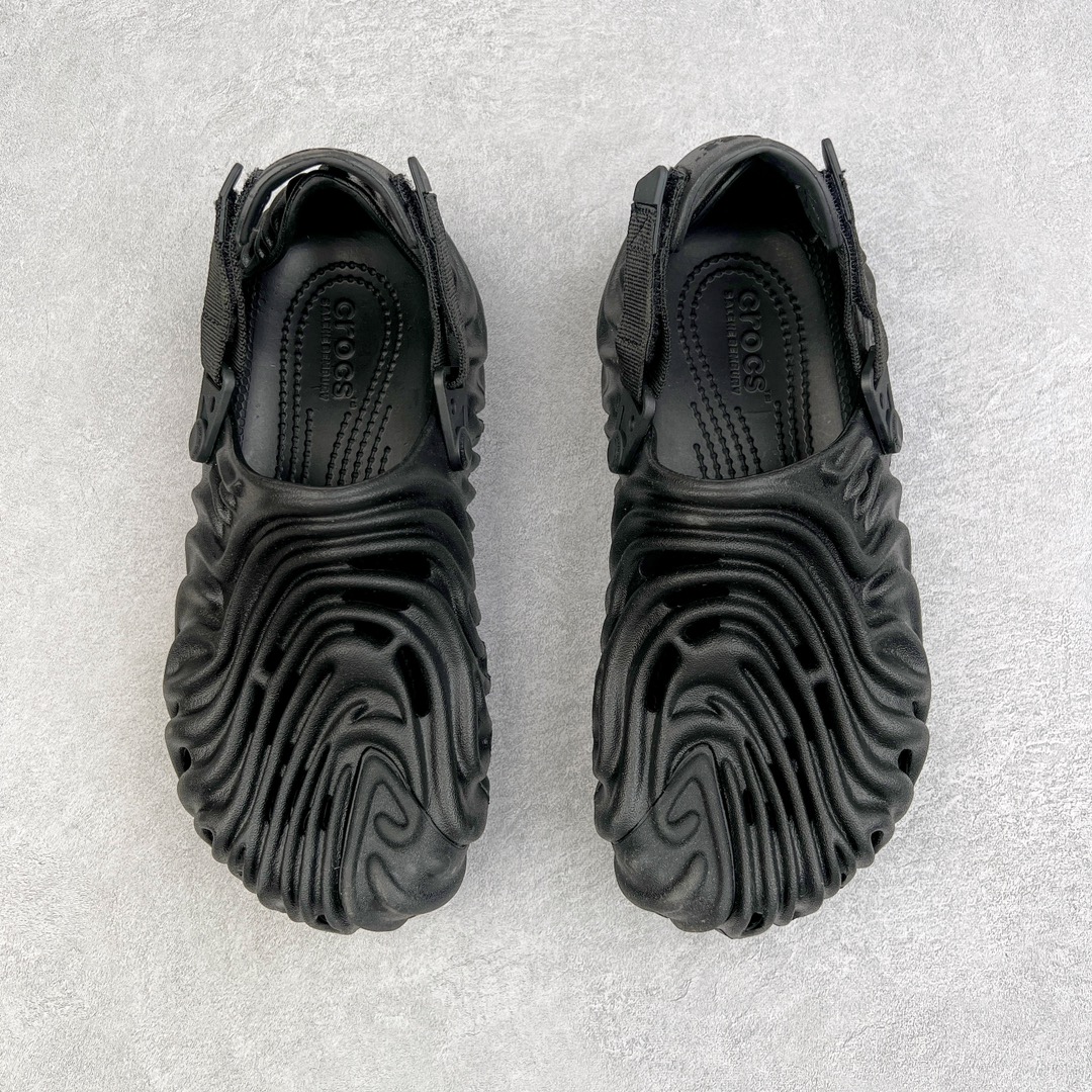 图片[2]-＃DG莞产 Salehe Bembury x Crocs Pollex Clog 卡骆驰指纹式脊骨系列夏日沙滩室内外穿搭休闲涉水洞洞鞋凉拖鞋 近年来随着Urban Outdoor的风潮持续延烧 凉鞋无疑成为了所有相关单品中最大的受益者之一 不仅在穿拖上相当方面 经挑选过后的特殊款式 还能同时兼具抗水的功能 而如果要同时兼顾到美观与时尚 那么绝对不可不提到由Salehe Bembury携手Crocs所推出的Pollex Clog了 日前艺术家 Salehe Bembury 与 Crocs 的合作再度迎来更新 在设计上更有别于Classic Clog slides的设计 改以较具有流线 同时仍兼顾抗水透湿机能性的全新样貌呈现 原厂代工追单品质 采用高工艺EVA一次爆炸鞋底模 组合防滑耐磨水晶橡胶片 后跟魔术贴调节绑带 拖鞋凉鞋随意切换 同步官方尺码：M4（36-37） M5（37-38）M6（38-39）M7（39-40）M8（41-42）M9（42-43）M10（43-44）M11（45-46）-选品中心