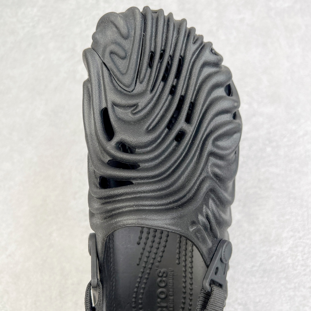 图片[4]-＃DG莞产 Salehe Bembury x Crocs Pollex Clog 卡骆驰指纹式脊骨系列夏日沙滩室内外穿搭休闲涉水洞洞鞋凉拖鞋 近年来随着Urban Outdoor的风潮持续延烧 凉鞋无疑成为了所有相关单品中最大的受益者之一 不仅在穿拖上相当方面 经挑选过后的特殊款式 还能同时兼具抗水的功能 而如果要同时兼顾到美观与时尚 那么绝对不可不提到由Salehe Bembury携手Crocs所推出的Pollex Clog了 日前艺术家 Salehe Bembury 与 Crocs 的合作再度迎来更新 在设计上更有别于Classic Clog slides的设计 改以较具有流线 同时仍兼顾抗水透湿机能性的全新样貌呈现 原厂代工追单品质 采用高工艺EVA一次爆炸鞋底模 组合防滑耐磨水晶橡胶片 后跟魔术贴调节绑带 拖鞋凉鞋随意切换 同步官方尺码：M4（36-37） M5（37-38）M6（38-39）M7（39-40）M8（41-42）M9（42-43）M10（43-44）M11（45-46）-选品中心