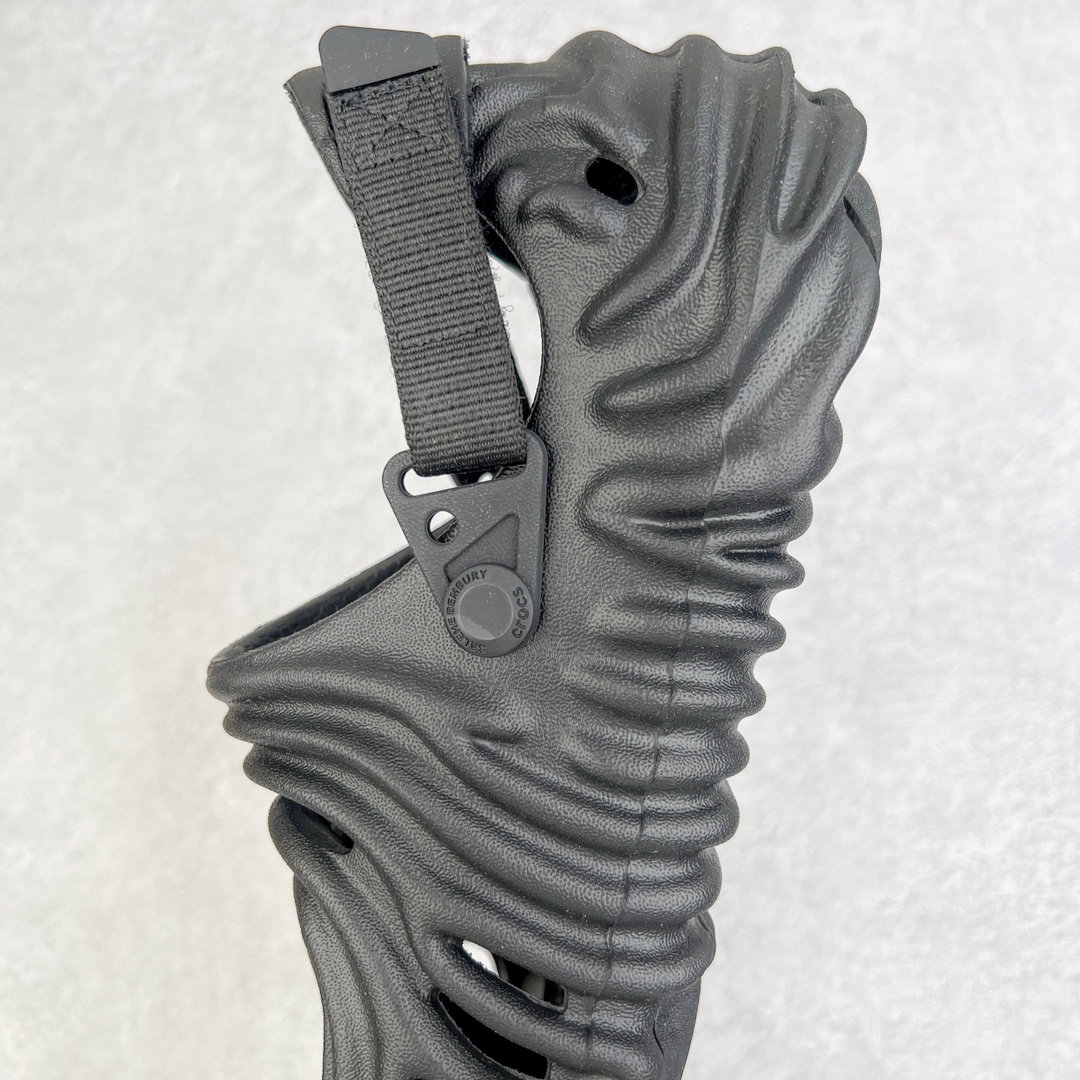 图片[7]-＃DG莞产 Salehe Bembury x Crocs Pollex Clog 卡骆驰指纹式脊骨系列夏日沙滩室内外穿搭休闲涉水洞洞鞋凉拖鞋 近年来随着Urban Outdoor的风潮持续延烧 凉鞋无疑成为了所有相关单品中最大的受益者之一 不仅在穿拖上相当方面 经挑选过后的特殊款式 还能同时兼具抗水的功能 而如果要同时兼顾到美观与时尚 那么绝对不可不提到由Salehe Bembury携手Crocs所推出的Pollex Clog了 日前艺术家 Salehe Bembury 与 Crocs 的合作再度迎来更新 在设计上更有别于Classic Clog slides的设计 改以较具有流线 同时仍兼顾抗水透湿机能性的全新样貌呈现 原厂代工追单品质 采用高工艺EVA一次爆炸鞋底模 组合防滑耐磨水晶橡胶片 后跟魔术贴调节绑带 拖鞋凉鞋随意切换 同步官方尺码：M4（36-37） M5（37-38）M6（38-39）M7（39-40）M8（41-42）M9（42-43）M10（43-44）M11（45-46）-选品中心