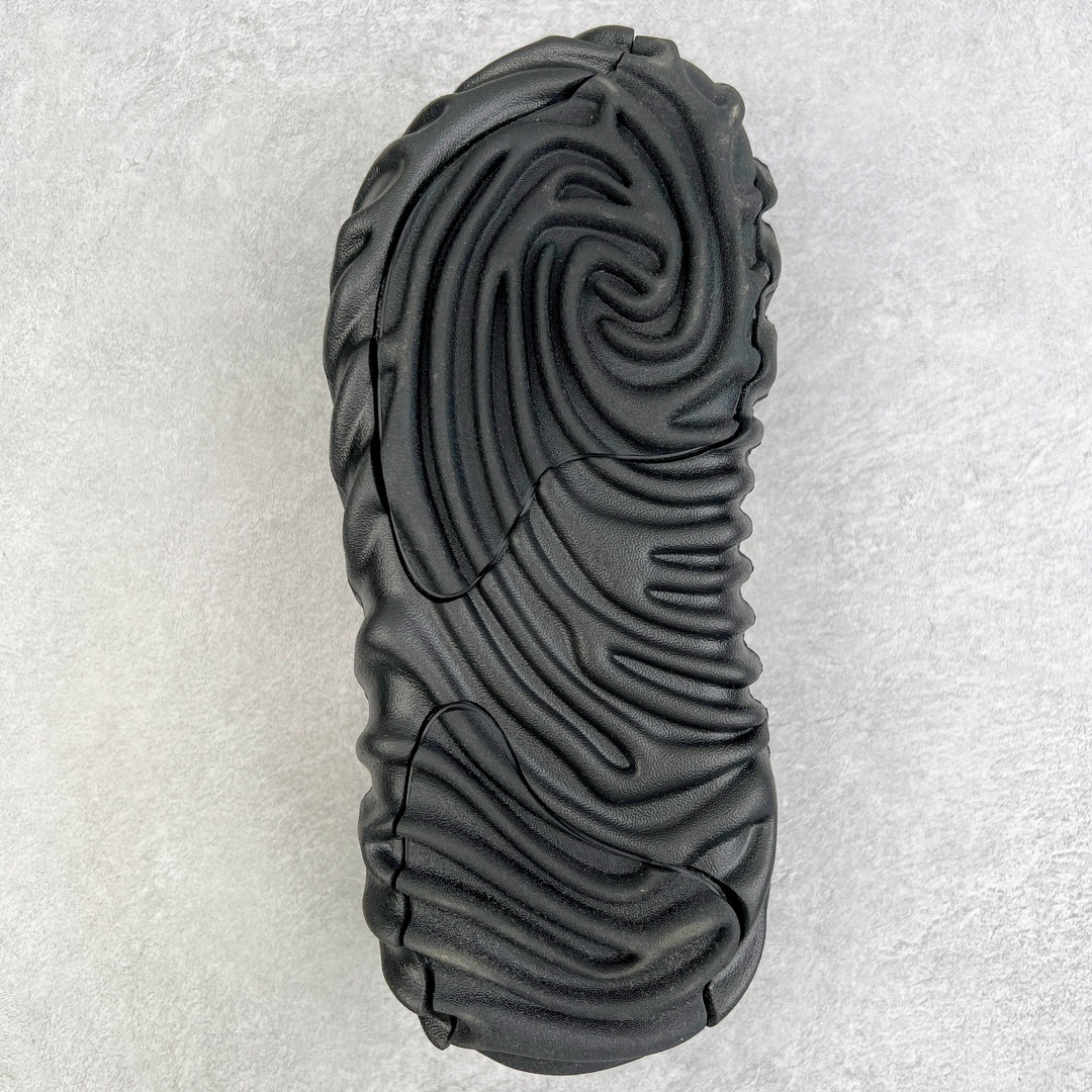 图片[9]-＃DG莞产 Salehe Bembury x Crocs Pollex Clog 卡骆驰指纹式脊骨系列夏日沙滩室内外穿搭休闲涉水洞洞鞋凉拖鞋 近年来随着Urban Outdoor的风潮持续延烧 凉鞋无疑成为了所有相关单品中最大的受益者之一 不仅在穿拖上相当方面 经挑选过后的特殊款式 还能同时兼具抗水的功能 而如果要同时兼顾到美观与时尚 那么绝对不可不提到由Salehe Bembury携手Crocs所推出的Pollex Clog了 日前艺术家 Salehe Bembury 与 Crocs 的合作再度迎来更新 在设计上更有别于Classic Clog slides的设计 改以较具有流线 同时仍兼顾抗水透湿机能性的全新样貌呈现 原厂代工追单品质 采用高工艺EVA一次爆炸鞋底模 组合防滑耐磨水晶橡胶片 后跟魔术贴调节绑带 拖鞋凉鞋随意切换 同步官方尺码：M4（36-37） M5（37-38）M6（38-39）M7（39-40）M8（41-42）M9（42-43）M10（43-44）M11（45-46）-选品中心