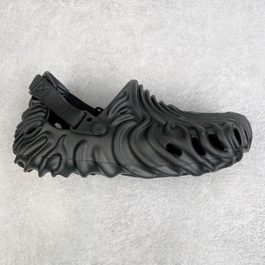 ＃DG莞产 Salehe Bembury x Crocs Pollex Clog 卡骆驰指纹式脊骨系列夏日沙滩室内外穿搭休闲涉水洞洞鞋凉拖鞋 近年来随着Urban Outdoor的风潮持续延烧 凉鞋无疑成为了所有相关单品中最大的受益者之一 不仅在穿拖上相当方面 经挑选过后的特殊款式 还能同时兼具抗水的功能 而如果要同时兼顾到美观与时尚 那么绝对不可不提到由Salehe Bembury携手Crocs所推出的Pollex Clog了 日前艺术家 Salehe Bembury 与 Crocs 的合作再度迎来更新 在设计上更有别于Classic Clog slides的设计 改以较具有流线 同时仍兼顾抗水透湿机能性的全新样貌呈现 原厂代工追单品质 采用高工艺EVA一次爆炸鞋底模 组合防滑耐磨水晶橡胶片 后跟魔术贴调节绑带 拖鞋凉鞋随意切换 同步官方尺码：M4（36-37） M5（37-38）M6（38-39）M7（39-40）M8（41-42）M9（42-43）M10（43-44）M11（45-46）-选品中心