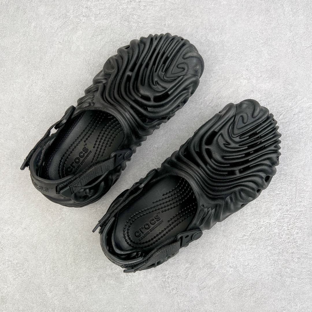 图片[3]-＃DG莞产 Salehe Bembury x Crocs Pollex Clog 卡骆驰指纹式脊骨系列夏日沙滩室内外穿搭休闲涉水洞洞鞋凉拖鞋 近年来随着Urban Outdoor的风潮持续延烧 凉鞋无疑成为了所有相关单品中最大的受益者之一 不仅在穿拖上相当方面 经挑选过后的特殊款式 还能同时兼具抗水的功能 而如果要同时兼顾到美观与时尚 那么绝对不可不提到由Salehe Bembury携手Crocs所推出的Pollex Clog了 日前艺术家 Salehe Bembury 与 Crocs 的合作再度迎来更新 在设计上更有别于Classic Clog slides的设计 改以较具有流线 同时仍兼顾抗水透湿机能性的全新样貌呈现 原厂代工追单品质 采用高工艺EVA一次爆炸鞋底模 组合防滑耐磨水晶橡胶片 后跟魔术贴调节绑带 拖鞋凉鞋随意切换 同步官方尺码：M4（36-37） M5（37-38）M6（38-39）M7（39-40）M8（41-42）M9（42-43）M10（43-44）M11（45-46）-选品中心