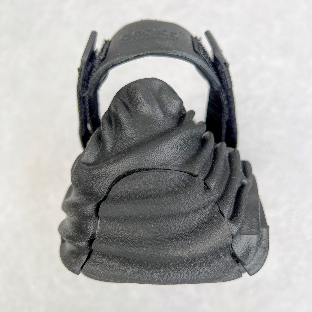 图片[8]-＃DG莞产 Salehe Bembury x Crocs Pollex Clog 卡骆驰指纹式脊骨系列夏日沙滩室内外穿搭休闲涉水洞洞鞋凉拖鞋 近年来随着Urban Outdoor的风潮持续延烧 凉鞋无疑成为了所有相关单品中最大的受益者之一 不仅在穿拖上相当方面 经挑选过后的特殊款式 还能同时兼具抗水的功能 而如果要同时兼顾到美观与时尚 那么绝对不可不提到由Salehe Bembury携手Crocs所推出的Pollex Clog了 日前艺术家 Salehe Bembury 与 Crocs 的合作再度迎来更新 在设计上更有别于Classic Clog slides的设计 改以较具有流线 同时仍兼顾抗水透湿机能性的全新样貌呈现 原厂代工追单品质 采用高工艺EVA一次爆炸鞋底模 组合防滑耐磨水晶橡胶片 后跟魔术贴调节绑带 拖鞋凉鞋随意切换 同步官方尺码：M4（36-37） M5（37-38）M6（38-39）M7（39-40）M8（41-42）M9（42-43）M10（43-44）M11（45-46）-选品中心