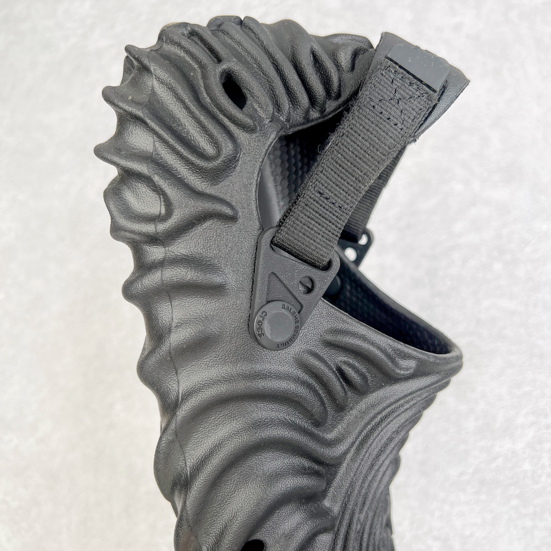 图片[6]-＃DG莞产 Salehe Bembury x Crocs Pollex Clog 卡骆驰指纹式脊骨系列夏日沙滩室内外穿搭休闲涉水洞洞鞋凉拖鞋 近年来随着Urban Outdoor的风潮持续延烧 凉鞋无疑成为了所有相关单品中最大的受益者之一 不仅在穿拖上相当方面 经挑选过后的特殊款式 还能同时兼具抗水的功能 而如果要同时兼顾到美观与时尚 那么绝对不可不提到由Salehe Bembury携手Crocs所推出的Pollex Clog了 日前艺术家 Salehe Bembury 与 Crocs 的合作再度迎来更新 在设计上更有别于Classic Clog slides的设计 改以较具有流线 同时仍兼顾抗水透湿机能性的全新样貌呈现 原厂代工追单品质 采用高工艺EVA一次爆炸鞋底模 组合防滑耐磨水晶橡胶片 后跟魔术贴调节绑带 拖鞋凉鞋随意切换 同步官方尺码：M4（36-37） M5（37-38）M6（38-39）M7（39-40）M8（41-42）M9（42-43）M10（43-44）M11（45-46）-选品中心