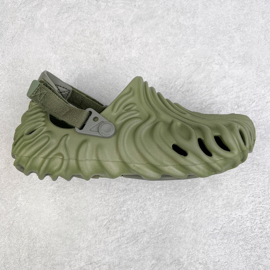 ＃DG莞产 Salehe Bembury x Crocs Pollex Clog 卡骆驰指纹式脊骨系列夏日沙滩室内外穿搭休闲涉水洞洞鞋凉拖鞋 近年来随着Urban Outdoor的风潮持续延烧 凉鞋无疑成为了所有相关单品中最大的受益者之一 不仅在穿拖上相当方面 经挑选过后的特殊款式 还能同时兼具抗水的功能 而如果要同时兼顾到美观与时尚 那么绝对不可不提到由Salehe Bembury携手Crocs所推出的Pollex Clog了 日前艺术家 Salehe Bembury 与 Crocs 的合作再度迎来更新 在设计上更有别于Classic Clog slides的设计 改以较具有流线 同时仍兼顾抗水透湿机能性的全新样貌呈现 原厂代工追单品质 采用高工艺EVA一次爆炸鞋底模 组合防滑耐磨水晶橡胶片 后跟魔术贴调节绑带 拖鞋凉鞋随意切换 同步官方尺码：M4（36-37） M5（37-38）M6（38-39）M7（39-40）M8（41-42）M9（42-43）M10（43-44）M11（45-46）-选品中心