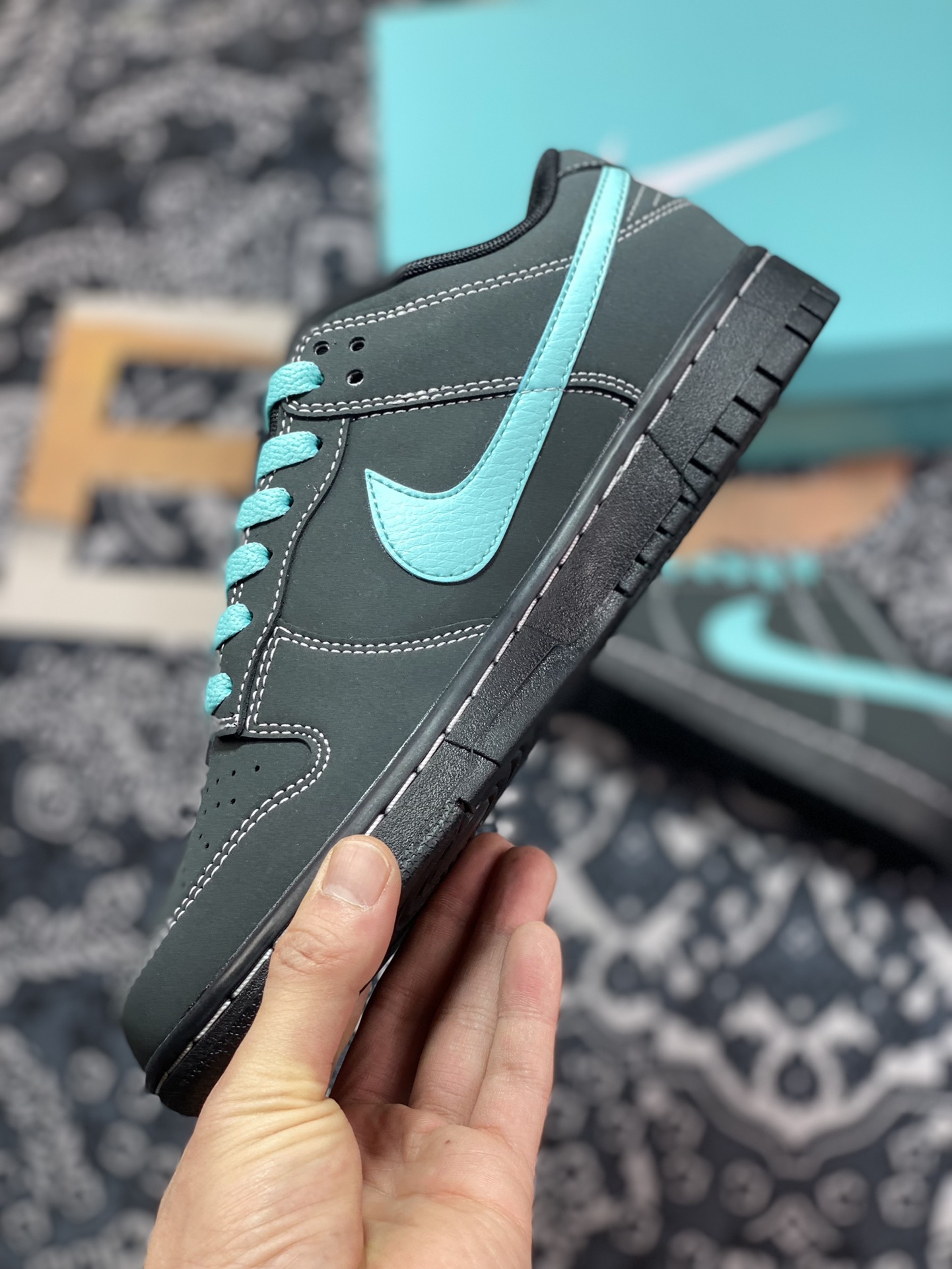 300 Tiffany & Co. x Nike SB Dunk Low Retro”Tiffany & Co.Blue”扣篮系列低帮板鞋“联名黑蒂芙尼蓝”GT0627-332
