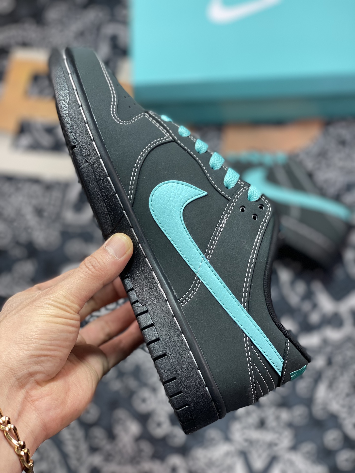 300 Tiffany & Co. x Nike SB Dunk Low Retro”Tiffany & Co.Blue”扣篮系列低帮板鞋“联名黑蒂芙尼蓝”GT0627-332