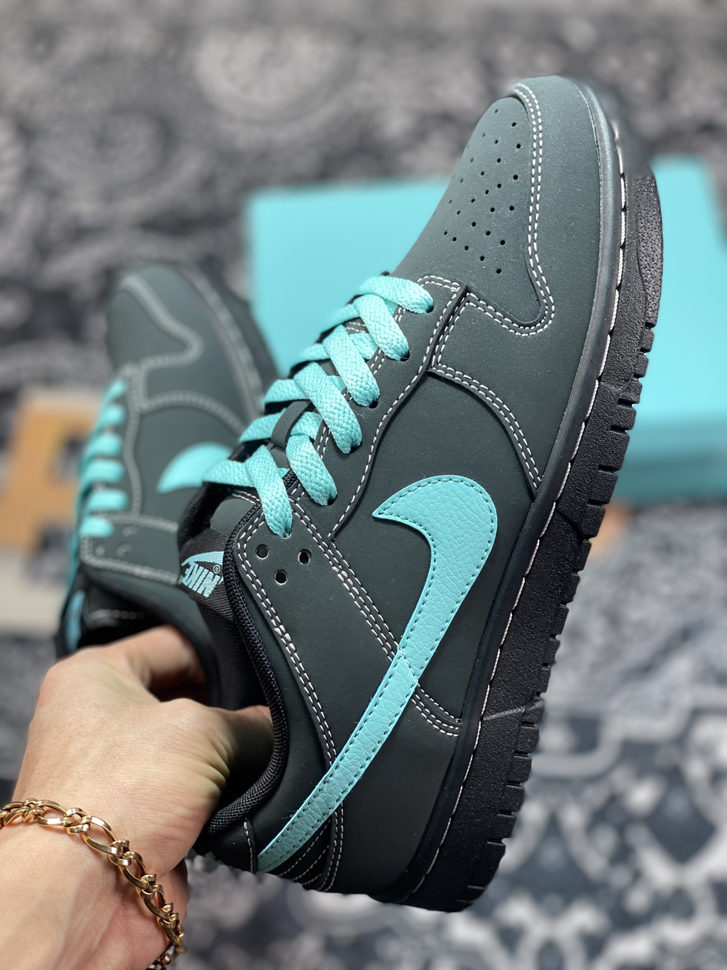 300 Tiffany & Co. x Nike SB Dunk Low Retro”Tiffany & Co.Blue”扣篮系列低帮板鞋“联名黑蒂芙尼蓝”GT0627-332