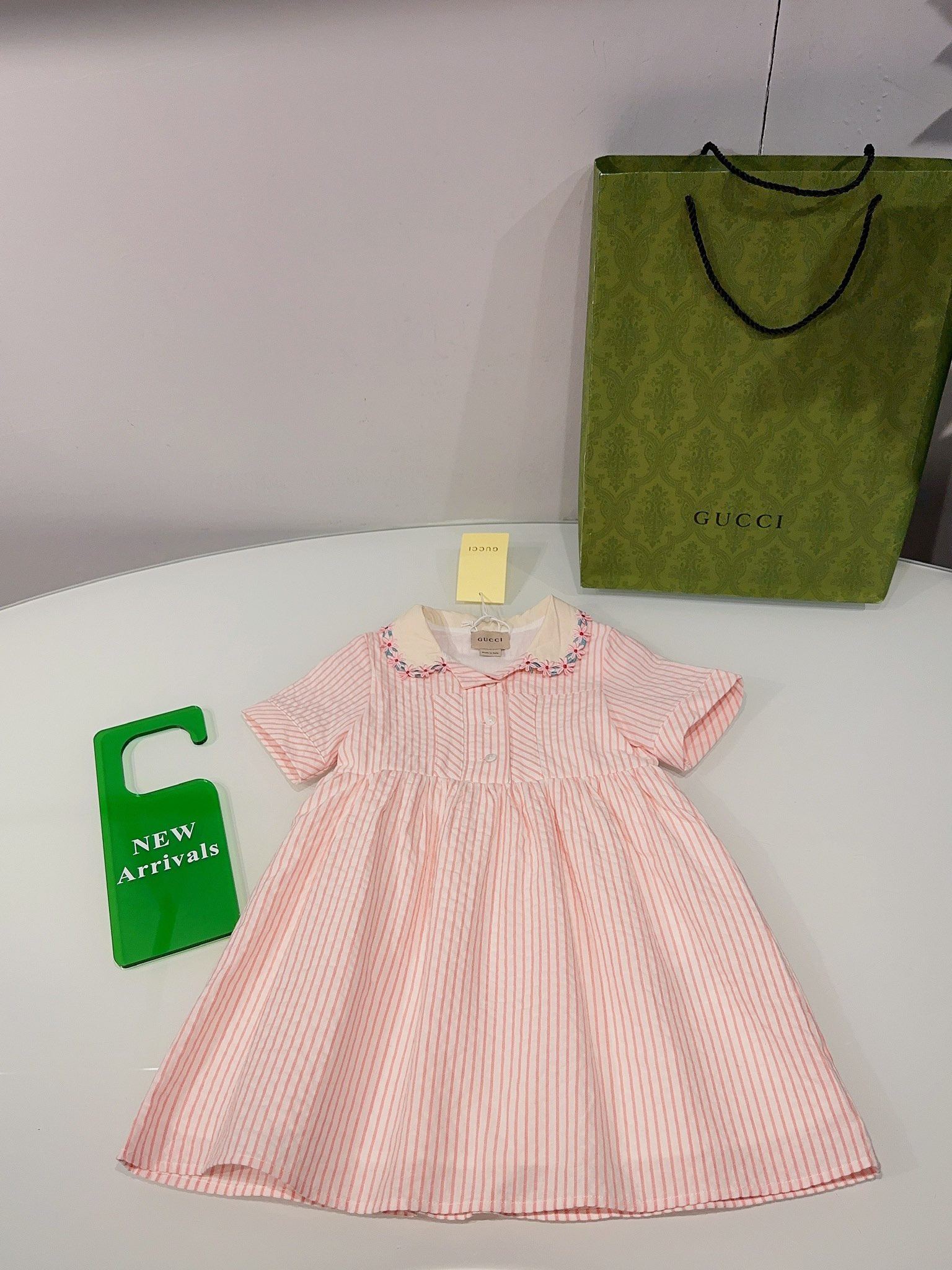 @136 Vestido personalizado original de gran volumen, con bordados de flores de alta costura en el cuello que aportan un…