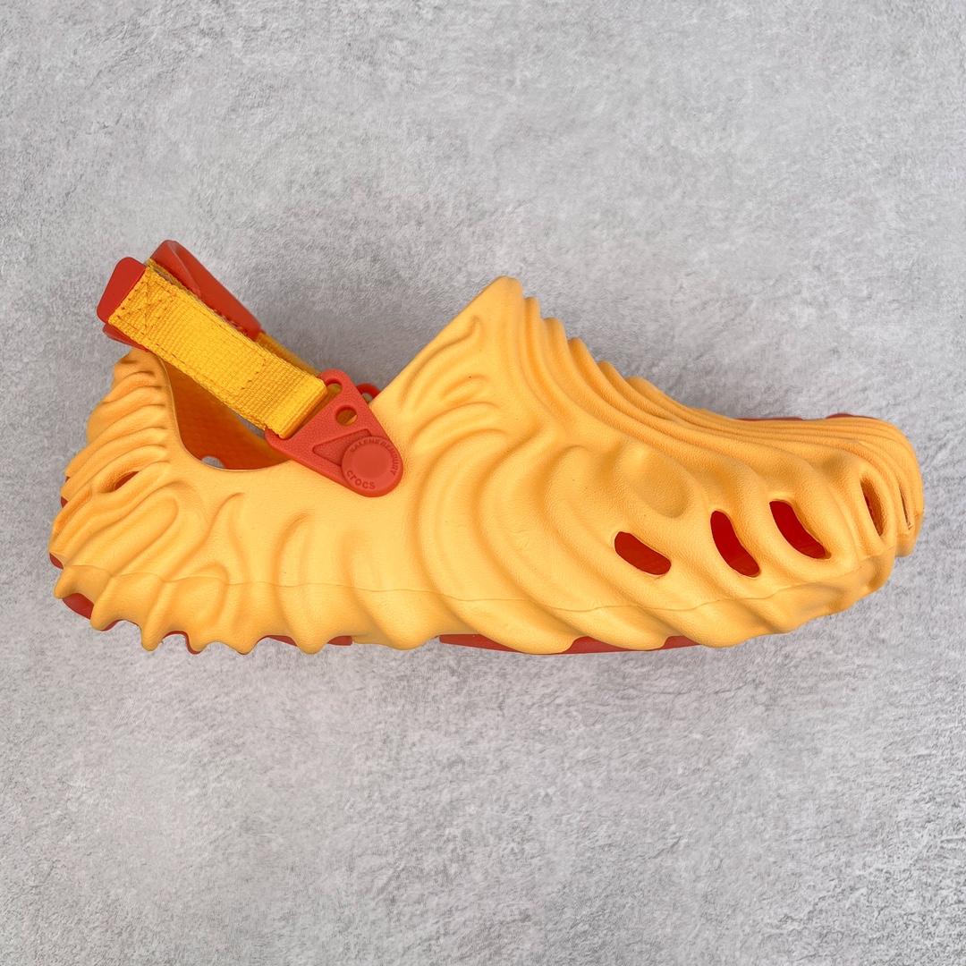 ＃DG莞产 Salehe Bembury x Crocs Pollex Clog 卡骆驰指纹式脊骨系列夏日沙滩室内外穿搭休闲涉水洞洞鞋凉拖鞋 近年来随着Urban Outdoor的风潮持续延烧 凉鞋无疑成为了所有相关单品中最大的受益者之一 不仅在穿拖上相当方面 经挑选过后的特殊款式 还能同时兼具抗水的功能 而如果要同时兼顾到美观与时尚 那么绝对不可不提到由Salehe Bembury携手Crocs所推出的Pollex Clog了 日前艺术家 Salehe Bembury 与 Crocs 的合作再度迎来更新 在设计上更有别于Classic Clog slides的设计 改以较具有流线 同时仍兼顾抗水透湿机能性的全新样貌呈现 原厂代工追单品质 采用高工艺EVA一次爆炸鞋底模 组合防滑耐磨水晶橡胶片 后跟魔术贴调节绑带 拖鞋凉鞋随意切换 同步官方尺码：M4（36-37） M5（37-38）M6（38-39）M7（39-40）M8（41-42）M9（42-43）M10（43-44）M11（45-46）-选品中心