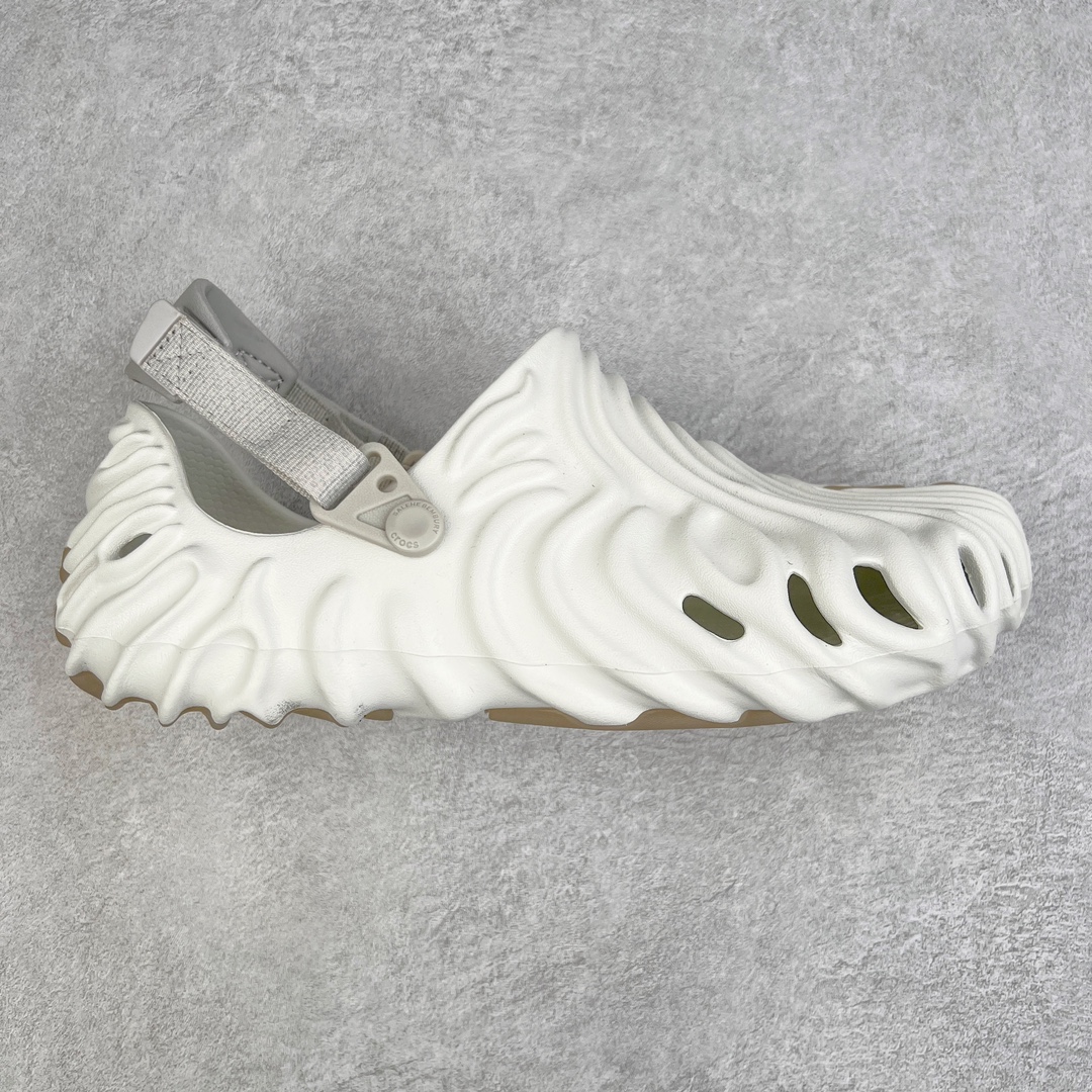 ＃DG莞产 Salehe Bembury x Crocs Pollex Clog 卡骆驰指纹式脊骨系列夏日沙滩室内外穿搭休闲涉水洞洞鞋凉拖鞋 近年来随着Urban Outdoor的风潮持续延烧 凉鞋无疑成为了所有相关单品中最大的受益者之一 不仅在穿拖上相当方面 经挑选过后的特殊款式 还能同时兼具抗水的功能 而如果要同时兼顾到美观与时尚 那么绝对不可不提到由Salehe Bembury携手Crocs所推出的Pollex Clog了 日前艺术家 Salehe Bembury 与 Crocs 的合作再度迎来更新 在设计上更有别于Classic Clog slides的设计 改以较具有流线 同时仍兼顾抗水透湿机能性的全新样貌呈现 原厂代工追单品质 采用高工艺EVA一次爆炸鞋底模 组合防滑耐磨水晶橡胶片 后跟魔术贴调节绑带 拖鞋凉鞋随意切换 同步官方尺码：M4（36-37） M5（37-38）M6（38-39）M7（39-40）M8（41-42）M9（42-43）M10（43-44）M11（45-46）-选品中心