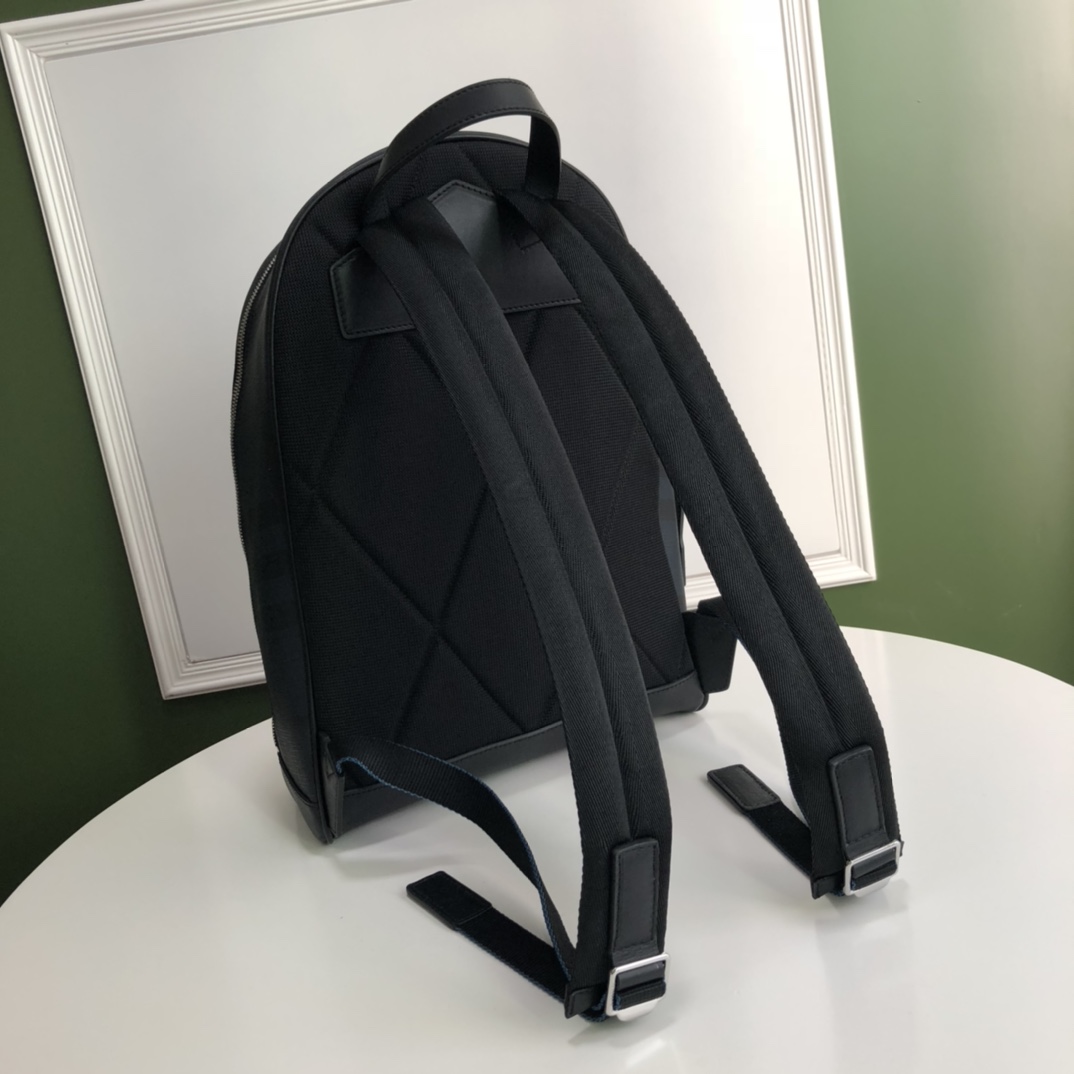 The original Burberry B family's latest backpack adopts the iconic London plaid design, with burberry and smooth cowhide trim. Multiple zipper po