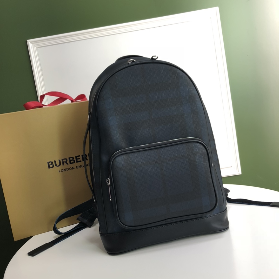 The original Burberry B family's latest backpack adopts the iconic London plaid design, with burberry and smooth cowhide trim. Multiple zipper po