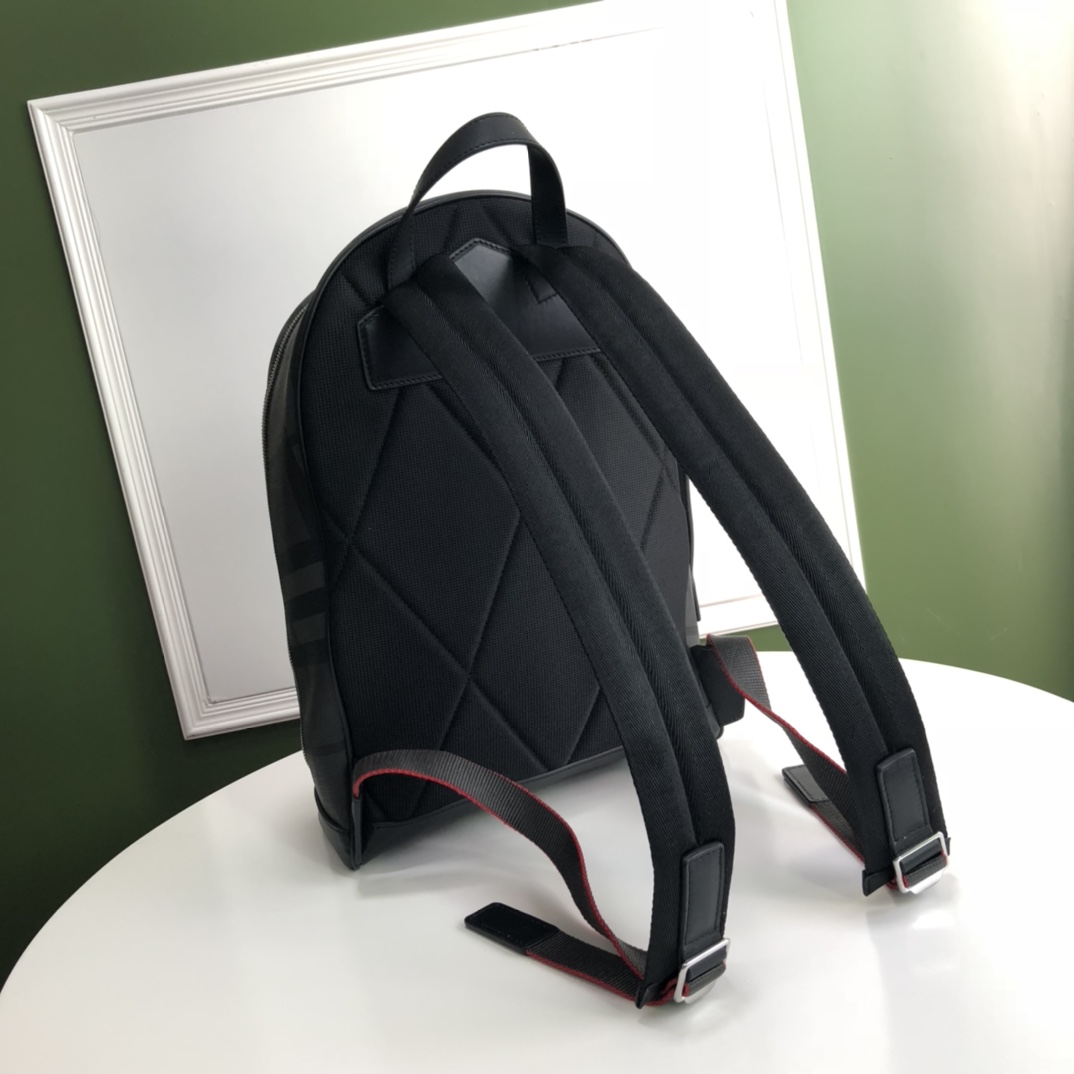 The latest backpack from burberry factory adopts the iconic London plaid design, and Burberry has smooth cowhide trim. Multiple zipper pockets ma