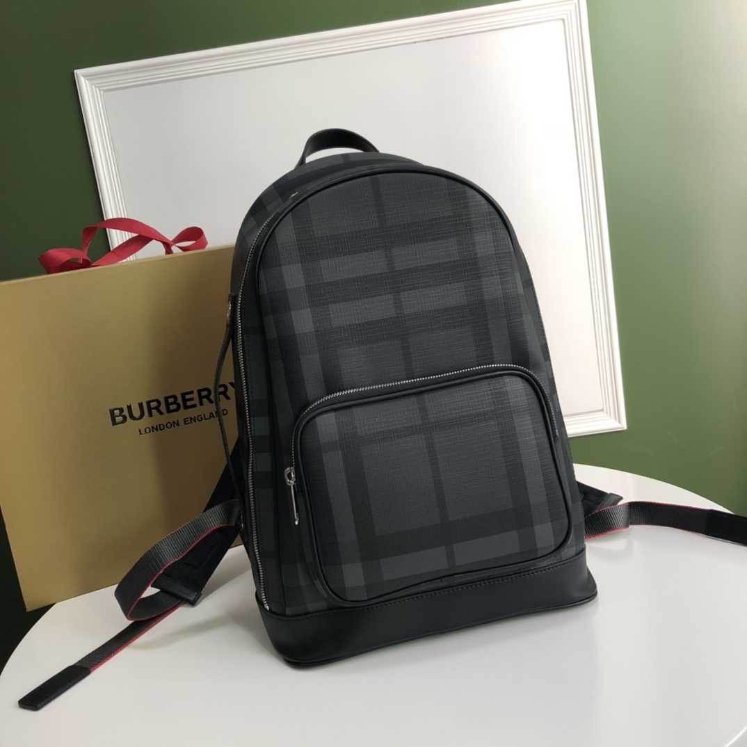 The latest backpack from burberry factory adopts the iconic London plaid design, and Burberry has smooth cowhide trim. Multiple zipper pockets ma