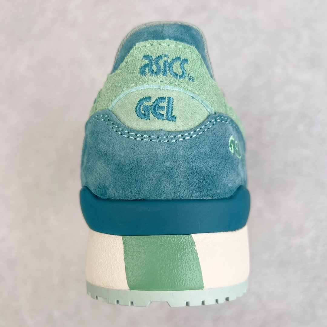 图片[8]-＃纯原福利 Asics Gel-Lyte III 亚瑟士3代系列低帮经典复古休闲运动跑步鞋 伴随着复古跑鞋的再度盛行，让不少运动品牌都将自家经典鞋款重新带回，ASICS 亚瑟士这两年受到众多球鞋爱好者追捧。近期，ASICS 亚瑟士以自己经典的 GEL-LYTE III OG 为蓝本推出了两双全新配色。第一双选择了灰色、藏蓝色和蒂芙尼蓝色拼接呈现，随之妆点一抹粉色，使整双鞋低调又不失细节。材质选择了大面积麂皮与网眼面料打造，保证了质感与透气性兼备。最后以略微泛黄的中底收尾，完善整体设计。另一双以深浅不同的卡其色打造鞋身，缀以淡紫色丰富鞋身细节，想必第一双会更加适合女生上脚。用料与上一双完全相同，提供了优秀的质感。尺码：36 37 37.5 38 39 39.5 40 40.5 41.5 42 42.5 43.5 44 45-选品中心