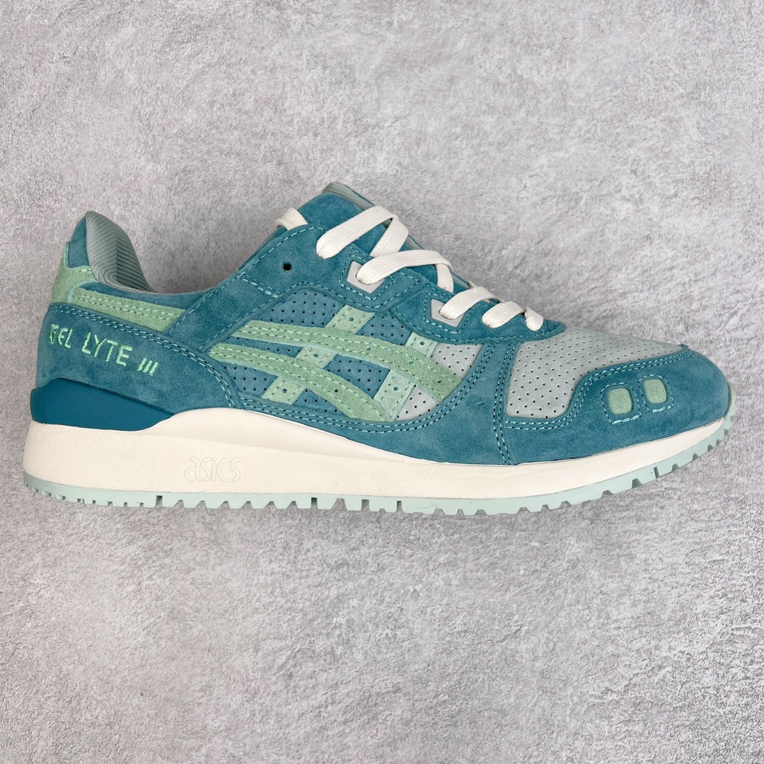 ＃纯原福利 Asics Gel-Lyte III 亚瑟士3代系列低帮经典复古休闲运动跑步鞋 伴随着复古跑鞋的再度盛行，让不少运动品牌都将自家经典鞋款重新带回，ASICS 亚瑟士这两年受到众多球鞋爱好者追捧。近期，ASICS 亚瑟士以自己经典的 GEL-LYTE III OG 为蓝本推出了两双全新配色。第一双选择了灰色、藏蓝色和蒂芙尼蓝色拼接呈现，随之妆点一抹粉色，使整双鞋低调又不失细节。材质选择了大面积麂皮与网眼面料打造，保证了质感与透气性兼备。最后以略微泛黄的中底收尾，完善整体设计。另一双以深浅不同的卡其色打造鞋身，缀以淡紫色丰富鞋身细节，想必第一双会更加适合女生上脚。用料与上一双完全相同，提供了优秀的质感。尺码：36 37 37.5 38 39 39.5 40 40.5 41.5 42 42.5 43.5 44 45-选品中心