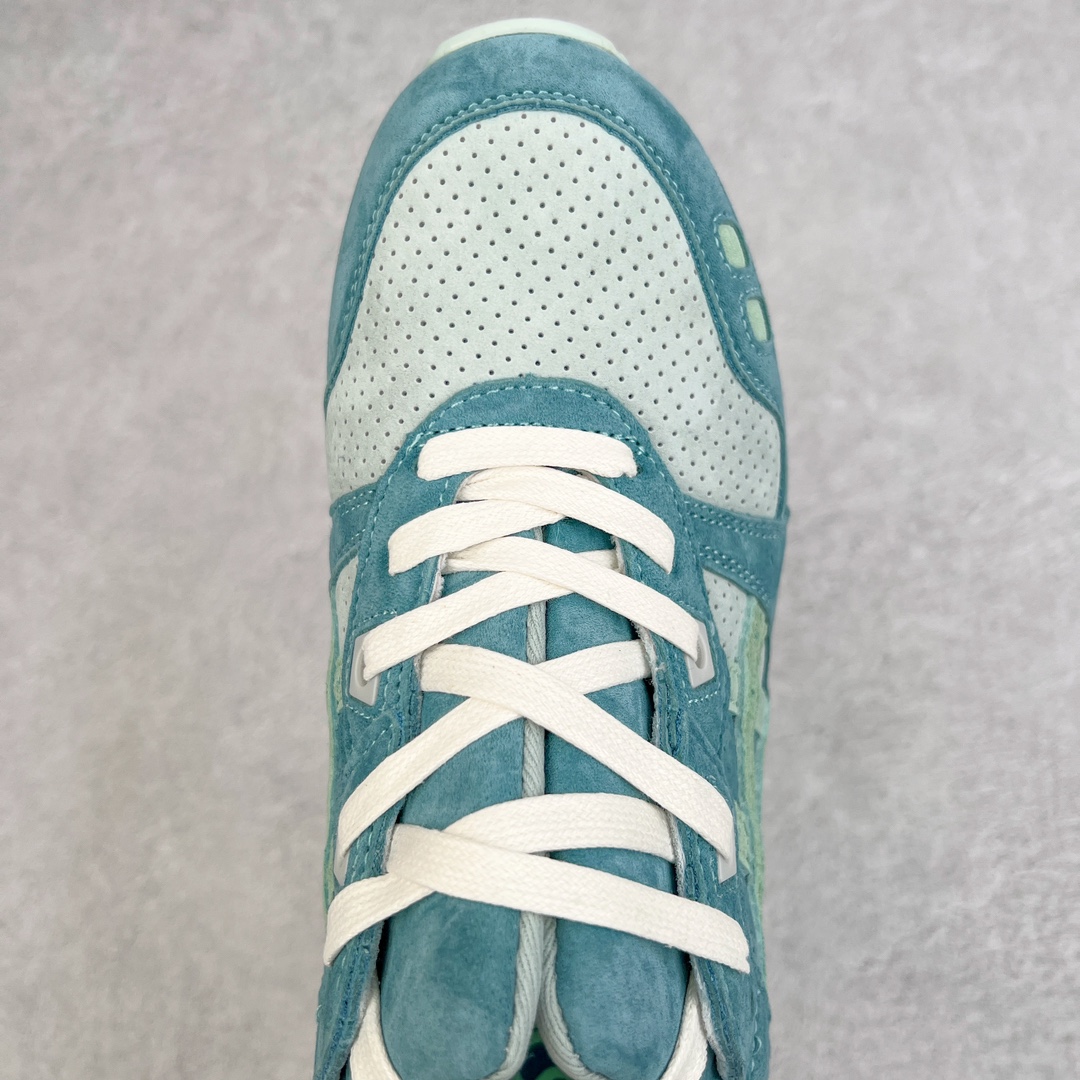 图片[4]-＃纯原福利 Asics Gel-Lyte III 亚瑟士3代系列低帮经典复古休闲运动跑步鞋 伴随着复古跑鞋的再度盛行，让不少运动品牌都将自家经典鞋款重新带回，ASICS 亚瑟士这两年受到众多球鞋爱好者追捧。近期，ASICS 亚瑟士以自己经典的 GEL-LYTE III OG 为蓝本推出了两双全新配色。第一双选择了灰色、藏蓝色和蒂芙尼蓝色拼接呈现，随之妆点一抹粉色，使整双鞋低调又不失细节。材质选择了大面积麂皮与网眼面料打造，保证了质感与透气性兼备。最后以略微泛黄的中底收尾，完善整体设计。另一双以深浅不同的卡其色打造鞋身，缀以淡紫色丰富鞋身细节，想必第一双会更加适合女生上脚。用料与上一双完全相同，提供了优秀的质感。尺码：36 37 37.5 38 39 39.5 40 40.5 41.5 42 42.5 43.5 44 45-选品中心