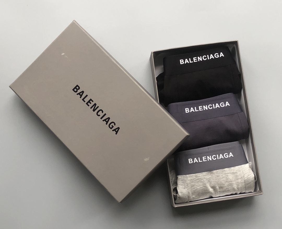 BALENClAGA（巴黎世家）
    原单品质，无缝切割工艺 科学配比  丝滑 透气 舒适！有型！